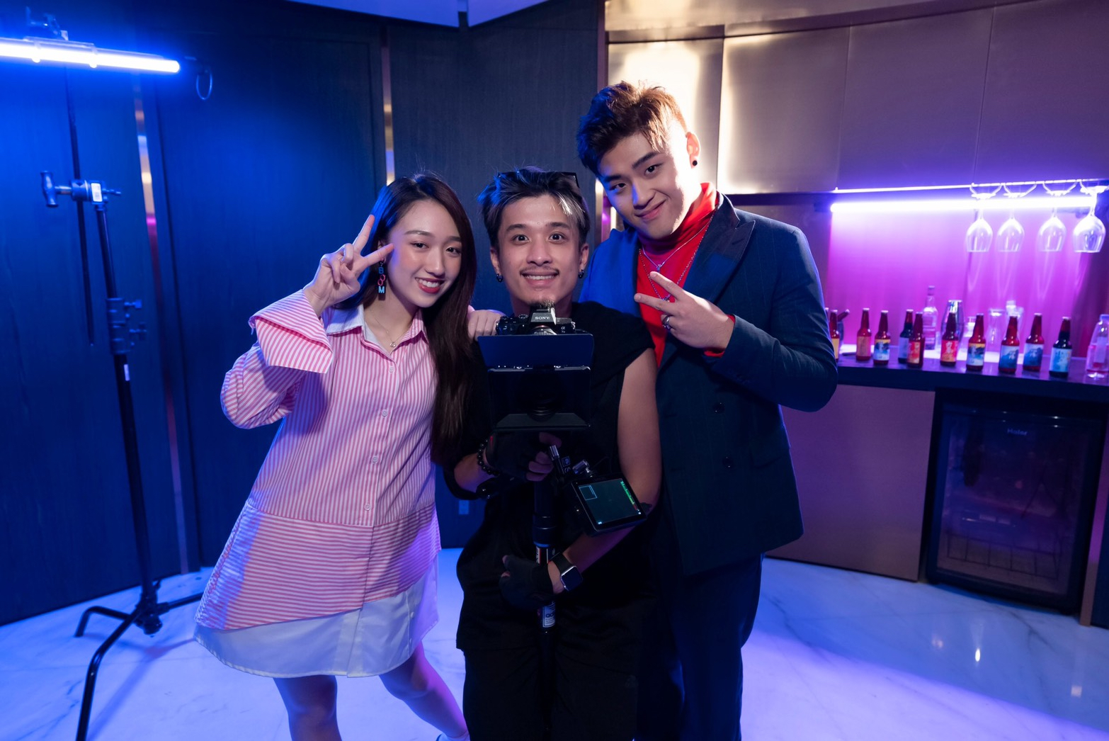 新人Ponzii劉昊（右）的〈Party King〉MV，請出李翊君愛女香奈兒（左）跨刀助陣。