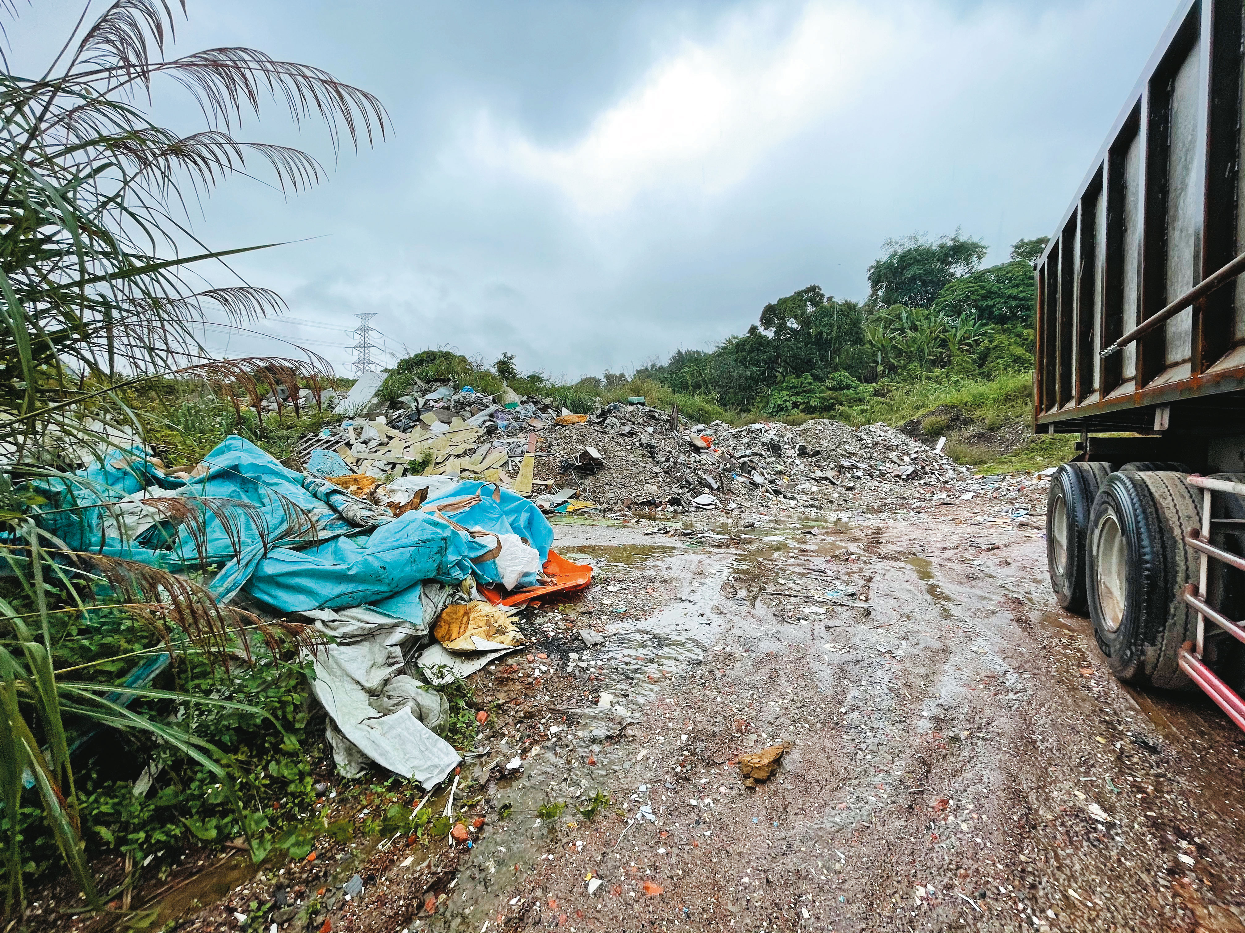 位於新北市汐止區的昊天嶺營區土地，遭李振育私租給環保公司傾倒廢棄物。