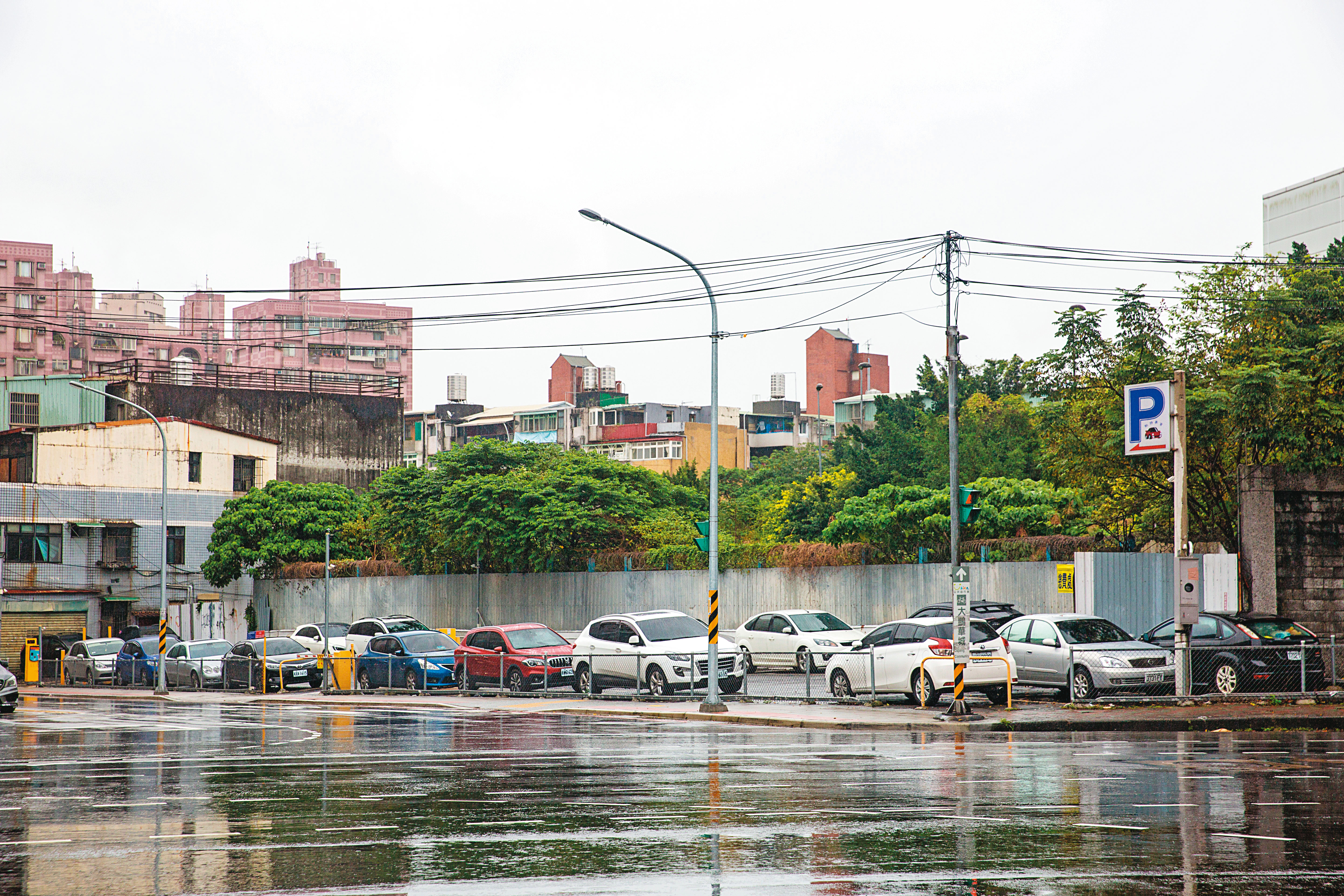 李振育將位於新北市新店區的江陵新村國有眷地，私租給業者經營停車場。