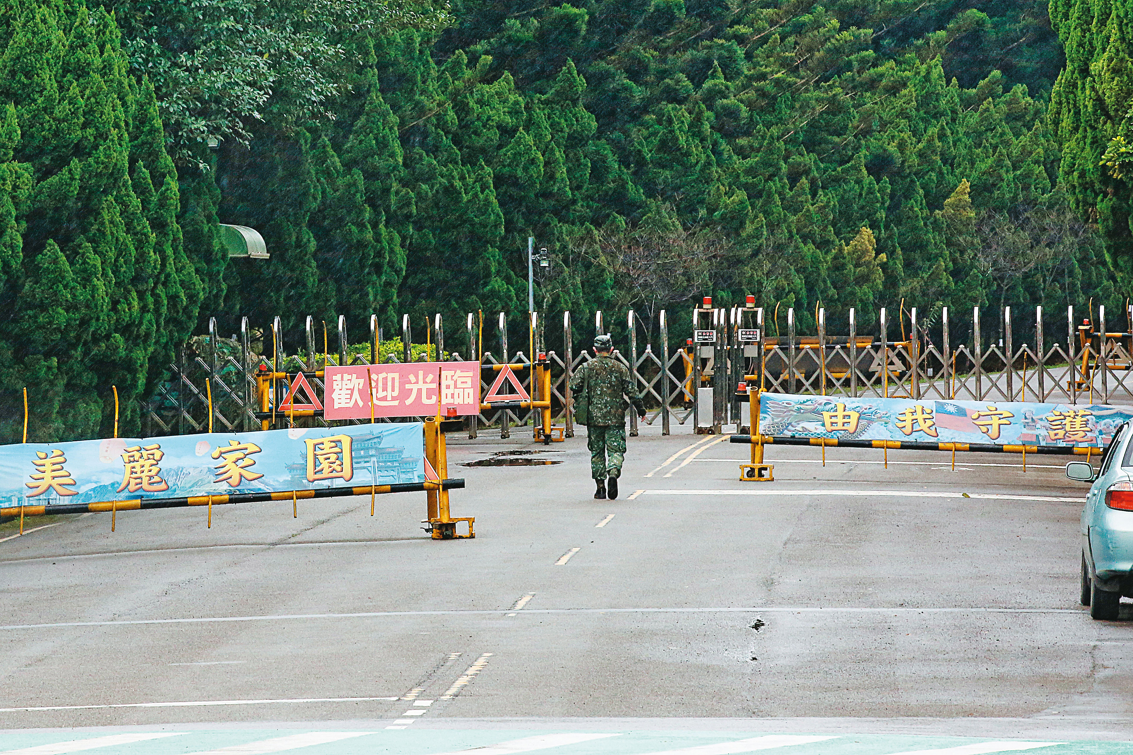 曾任陸軍第六軍團關渡指揮部的吳姓中士和鄒姓士兵，被一名劉姓廟宇人士利誘洩漏國防機密。示意圖非當事人