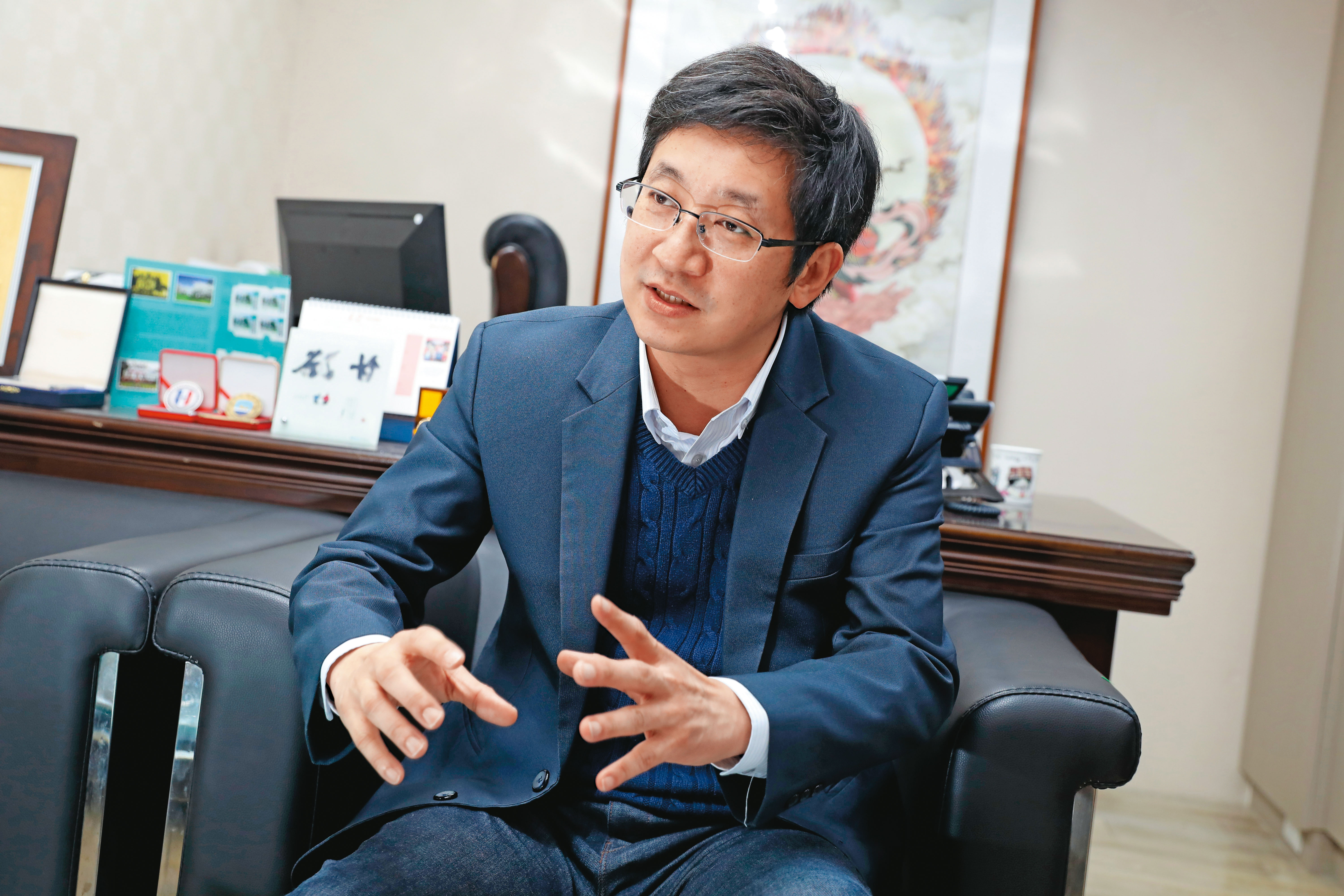 民進黨立委蔡適應(圖)揭發李振育不法詐財案,要求軍方檢討眷地及印信管理流程。