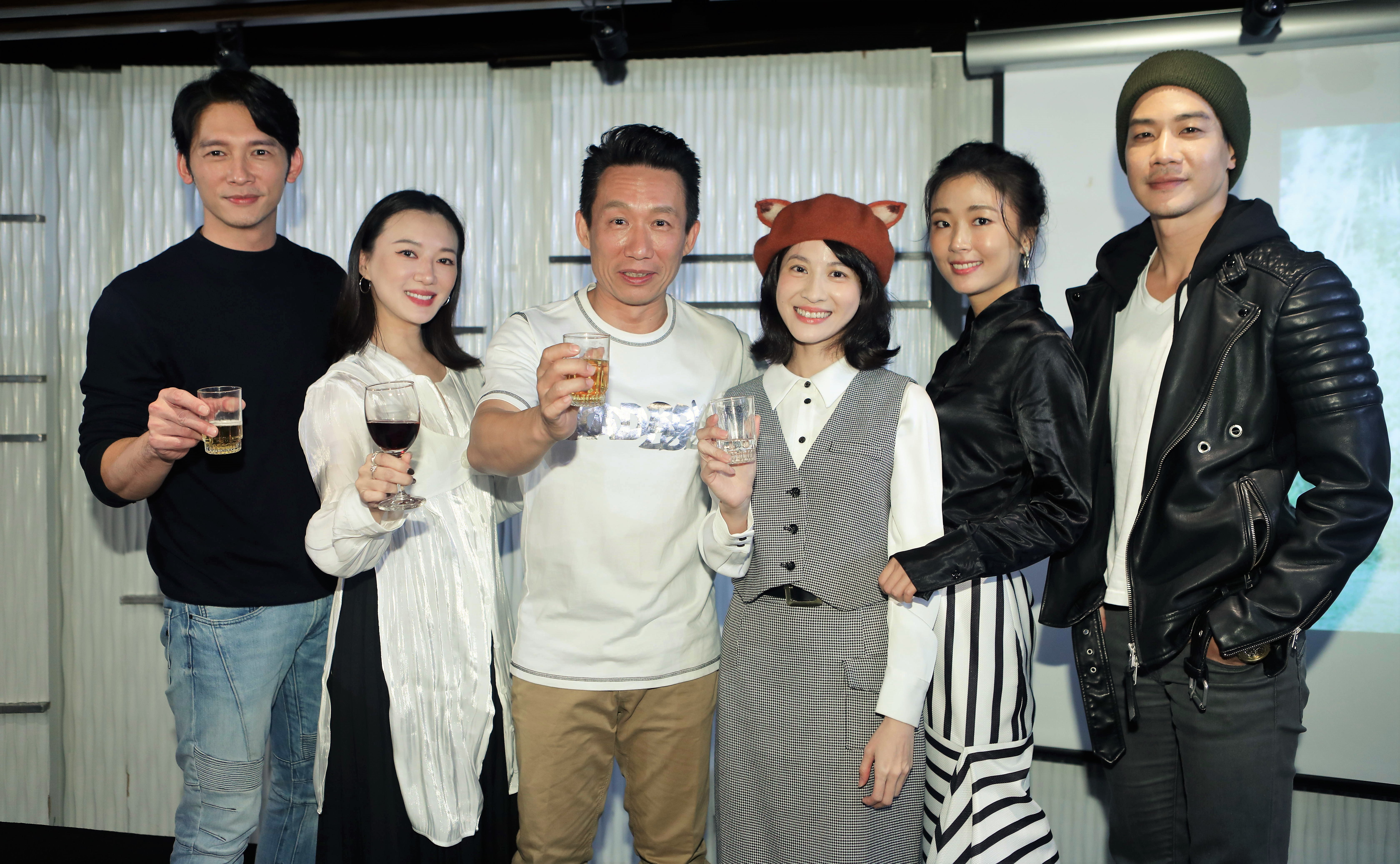 《茶金》舉行殺青酒，（左起）溫昇豪、李杏、郭子乾、連俞涵、許安植、薛仕凌等主要演員都到場參加。（公視提供）