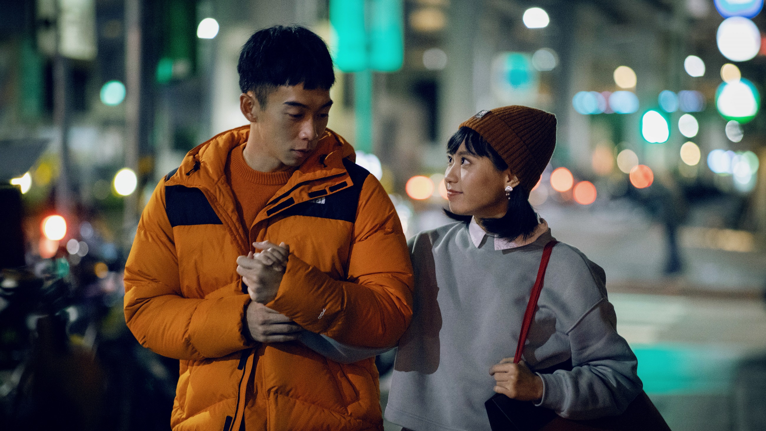 李芷婷新歌〈你聽聽就好〉MV中，飾演一位情竇初開的女生，遇到劈腿渣男並奪走初夜。（唯有音樂提供）