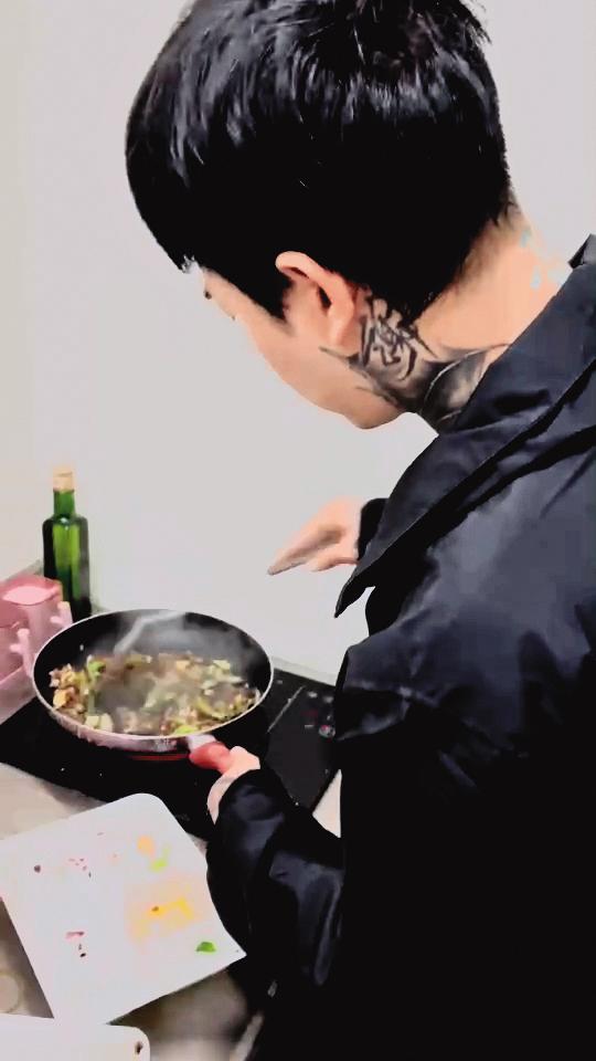 謝和弦透過烹飪建立正面情緒，嘗試自己做菜。（莉婭提供）