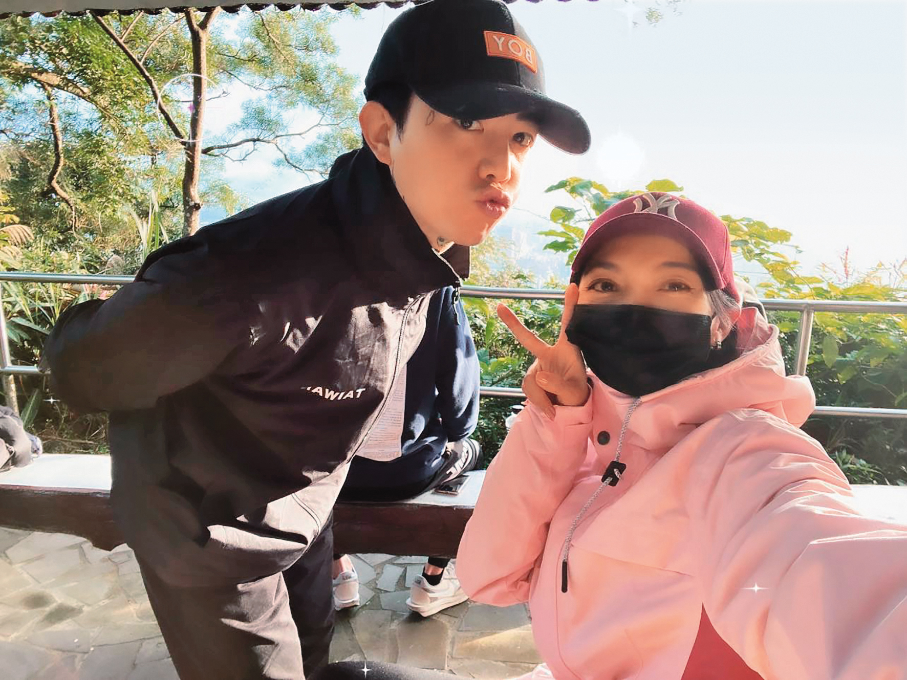 謝和弦爬象山運動，女友兼經紀人莉婭也在旁陪伴。（翻攝自謝和弦臉書）