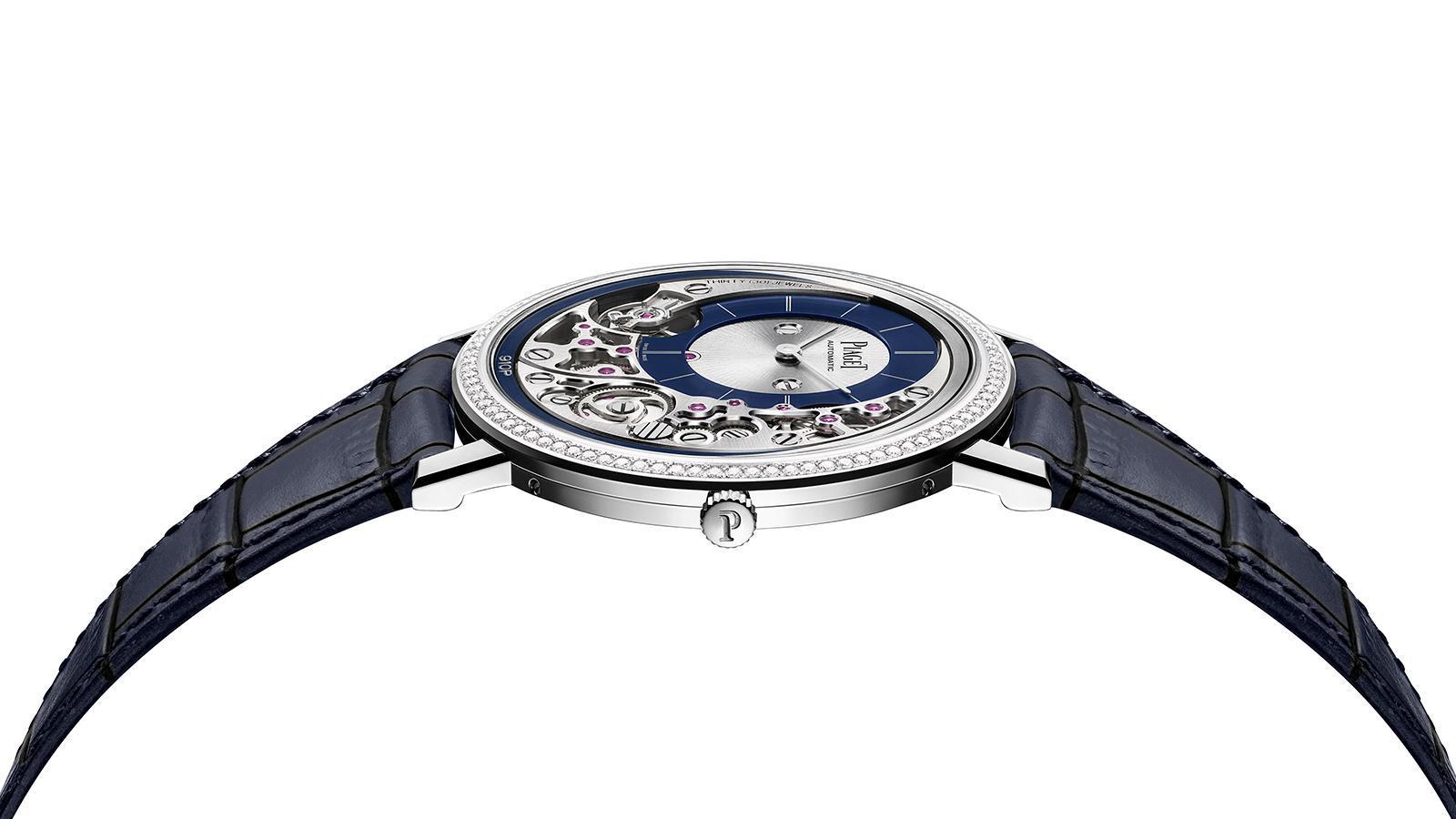 Altiplano Ultimate 910P之前的款式，錶殼厚度大約是4.3mm，而這款因為錶圈鑲鑽的關係，厚度也增加了大約1mm，但整體來說依然非常纖薄，是標準的正裝錶規格。