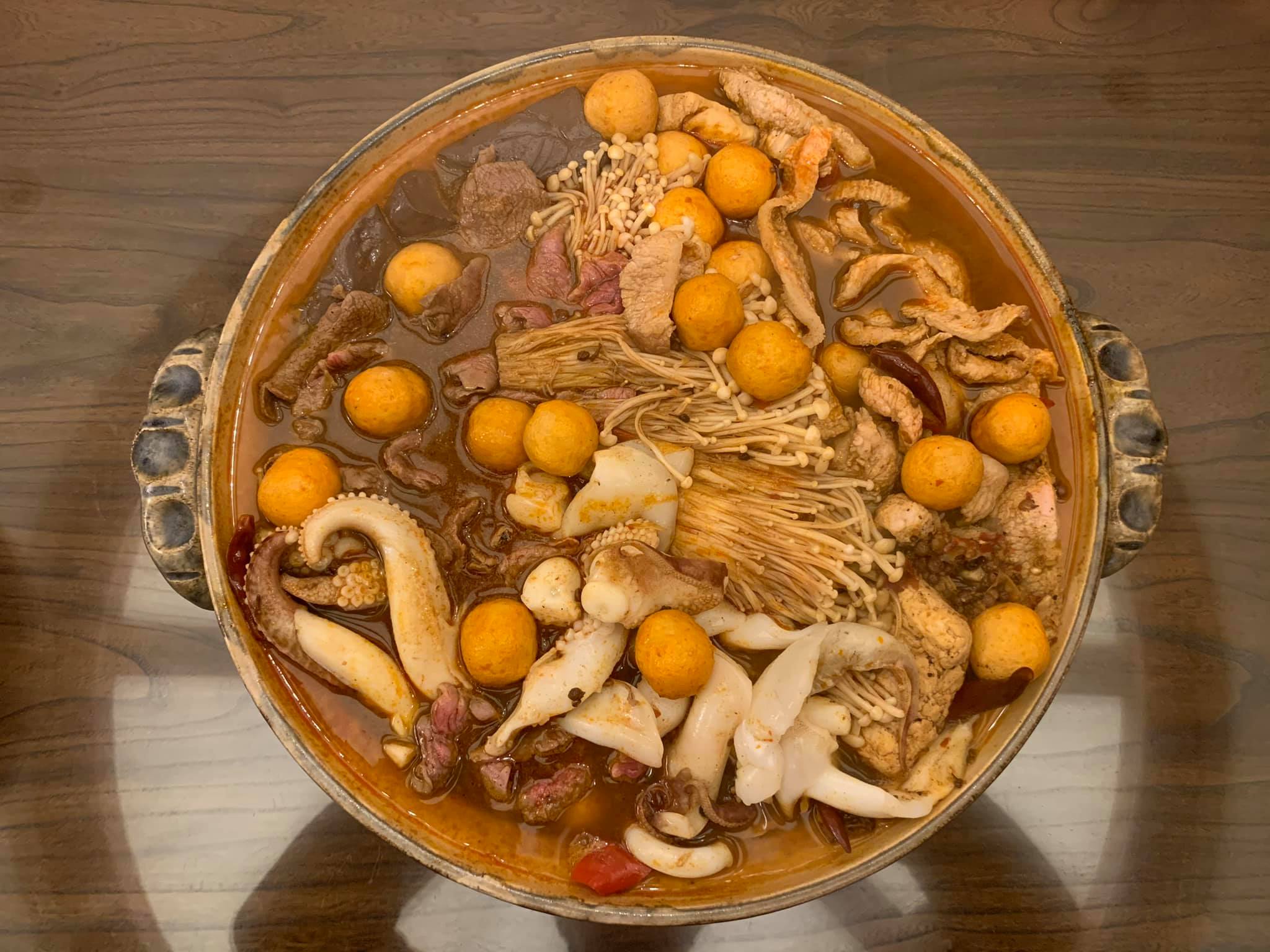 香港人說的「麻辣黃金車仔滷」，台灣和大陸叫麻辣燙，在冬雨中享用，保證濕氣盡除。