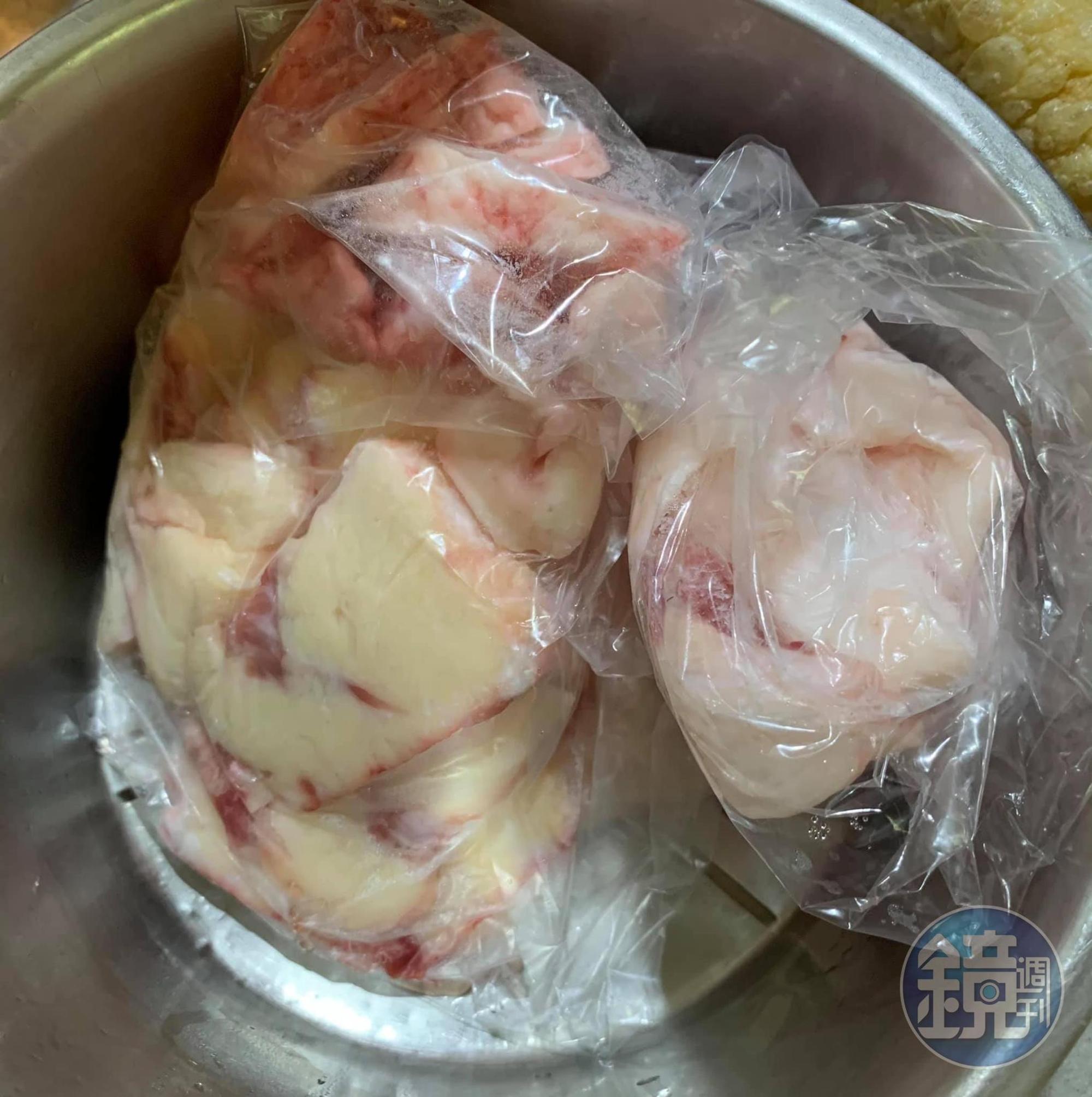 備好牛胸底油脂，準備自己炸牛油。