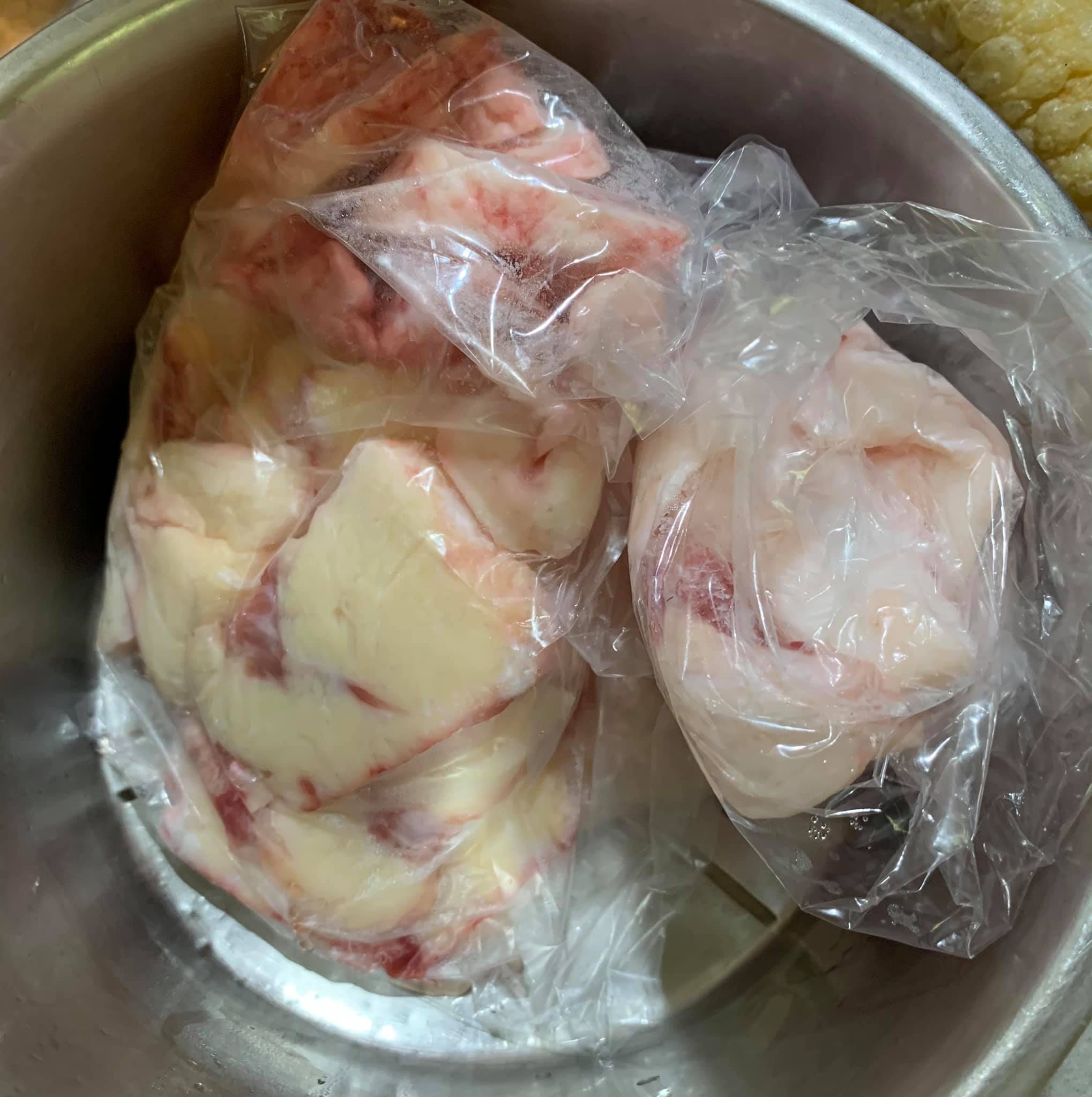 備好牛胸底油脂，準備自己炸牛油。