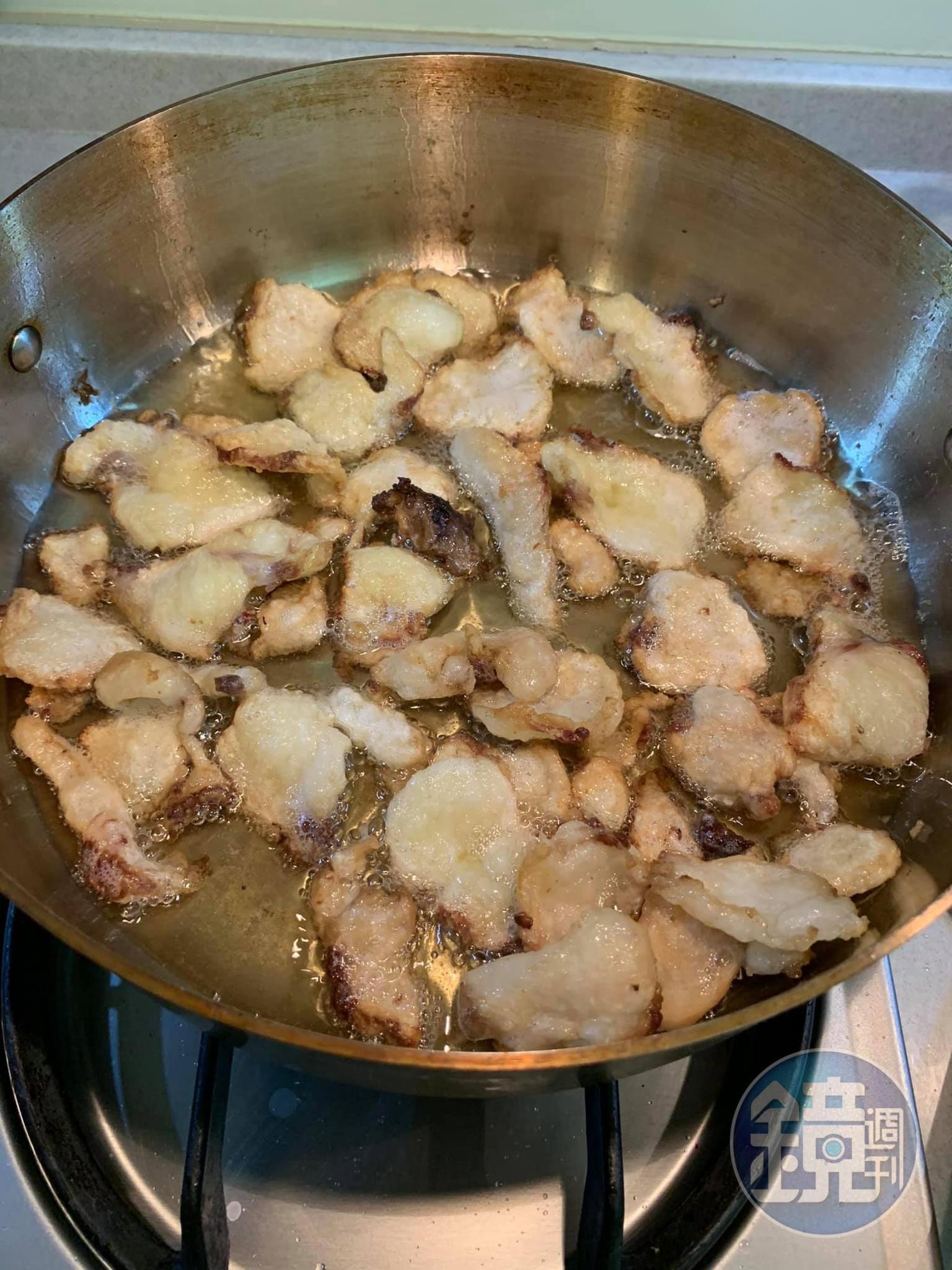 炸油中。