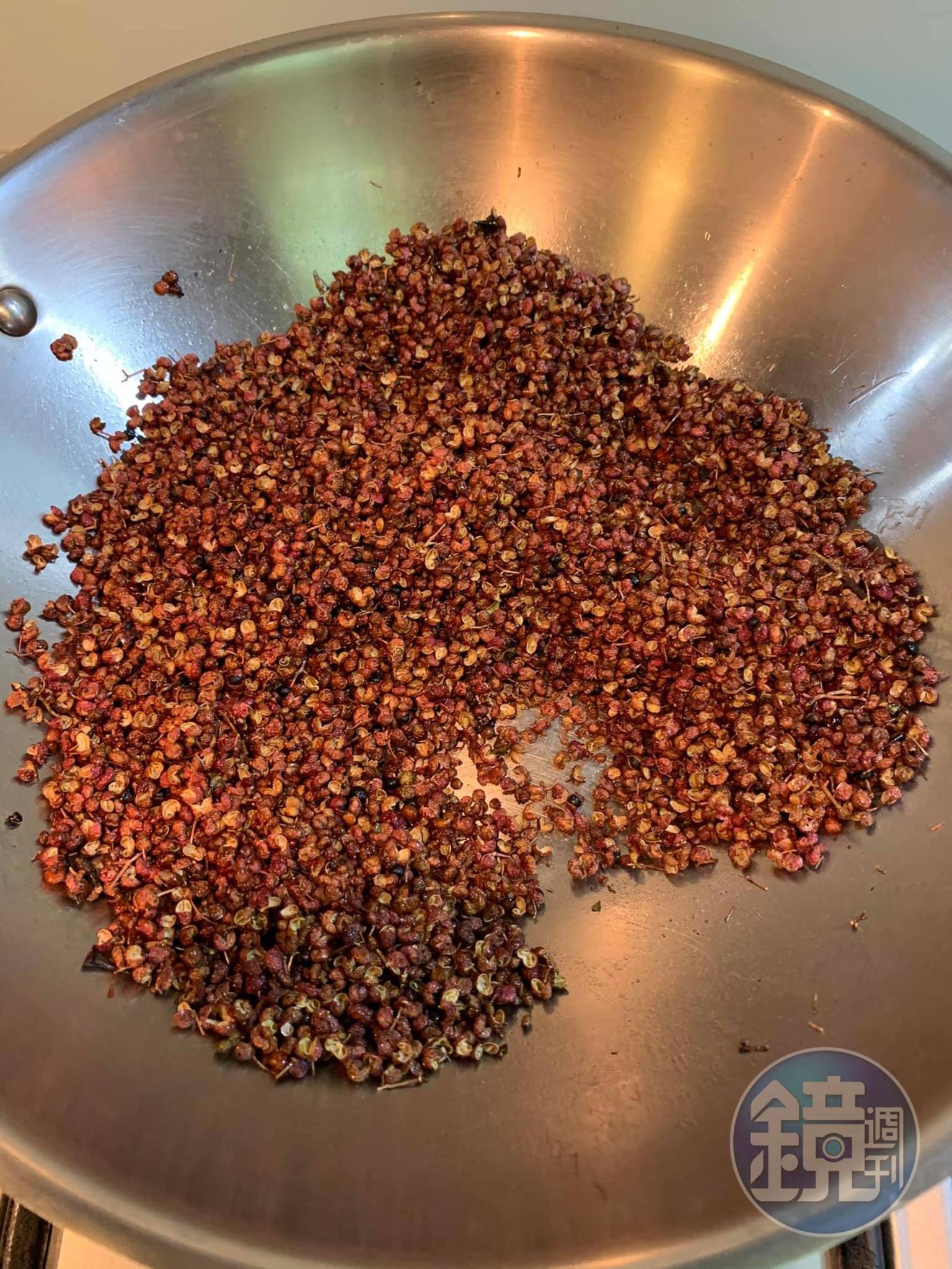 另起一鍋炒香花椒。
