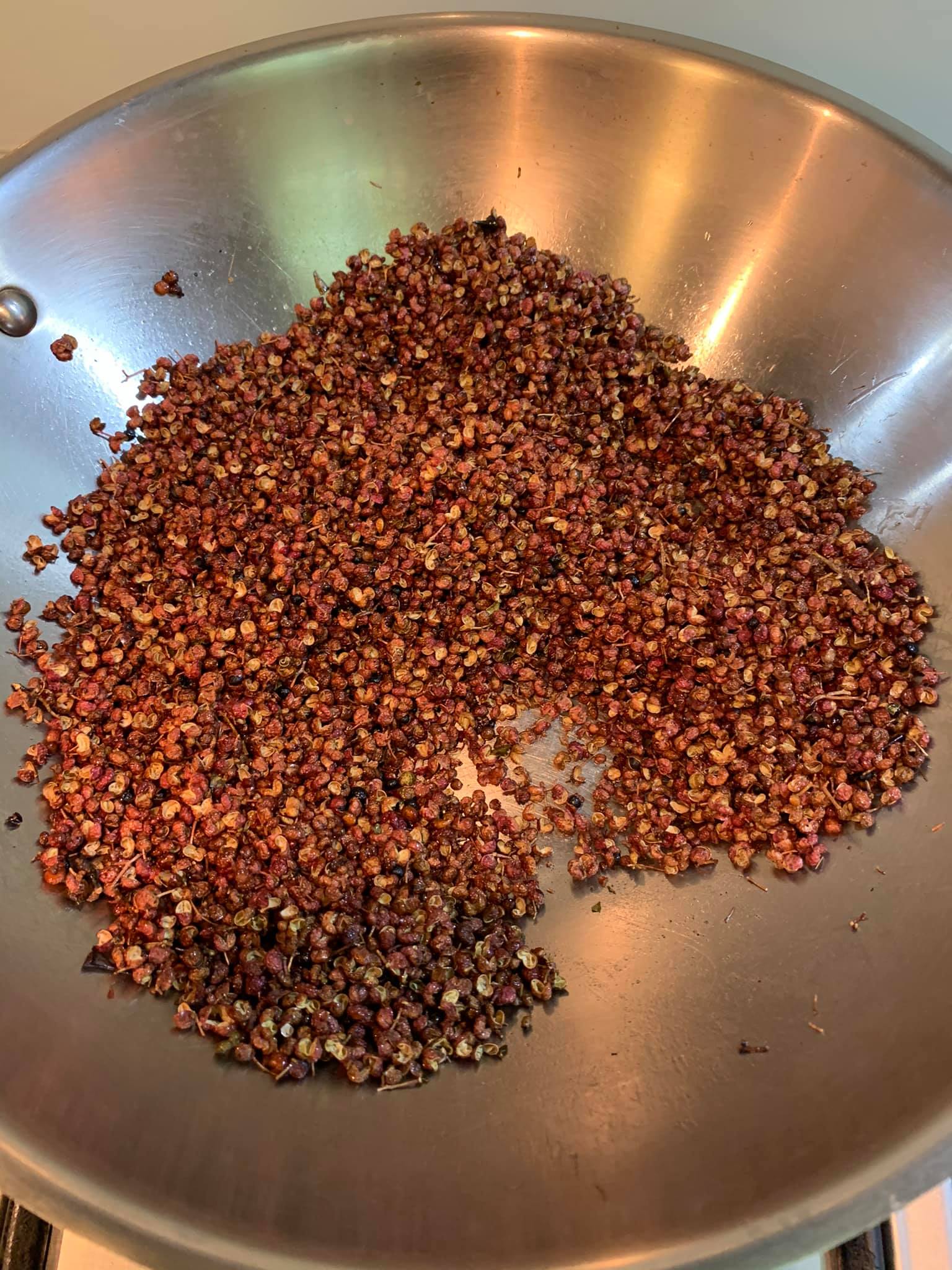 另起一鍋炒香花椒。