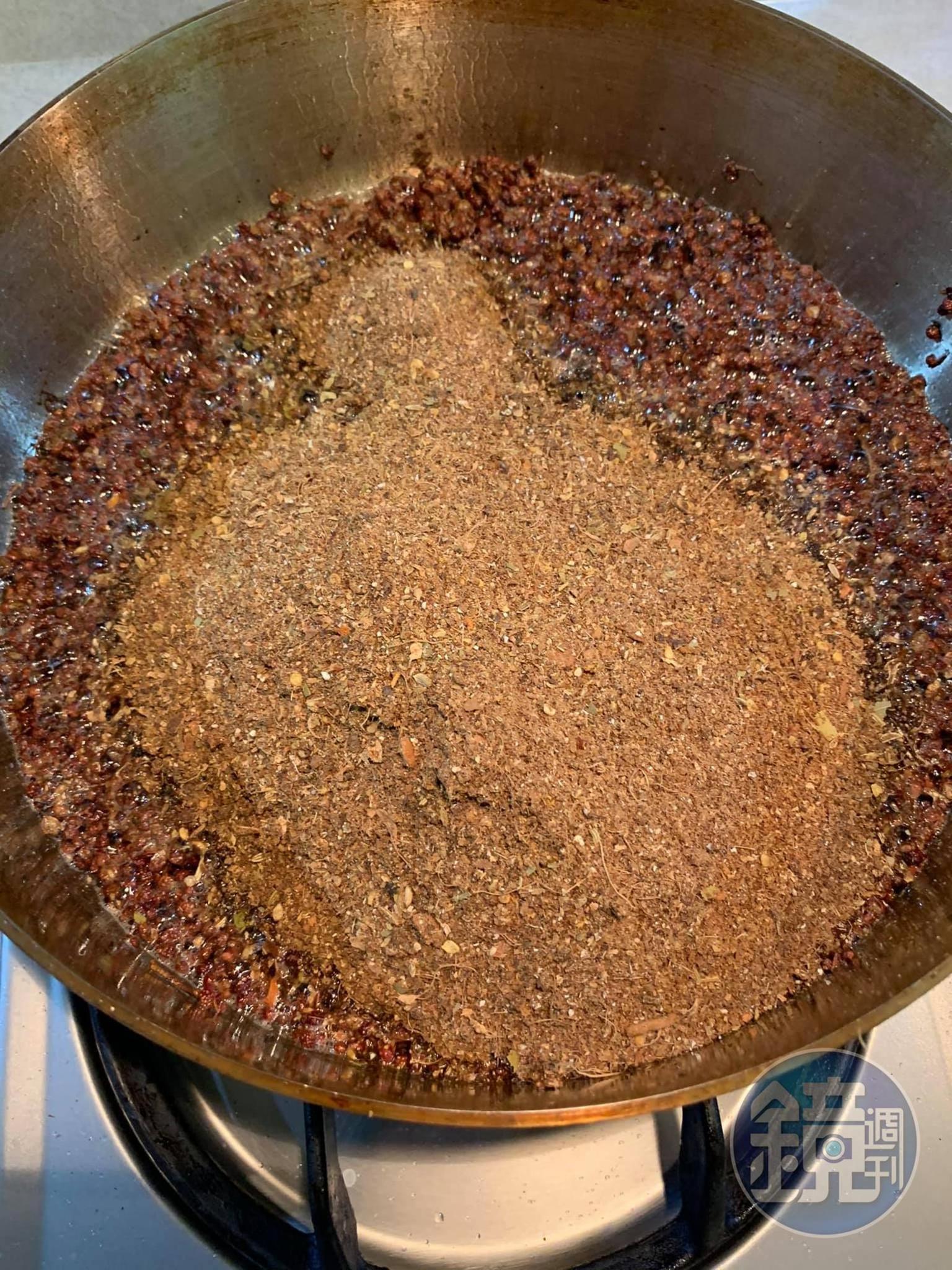將攪碎的辛香料放入一起炒香。