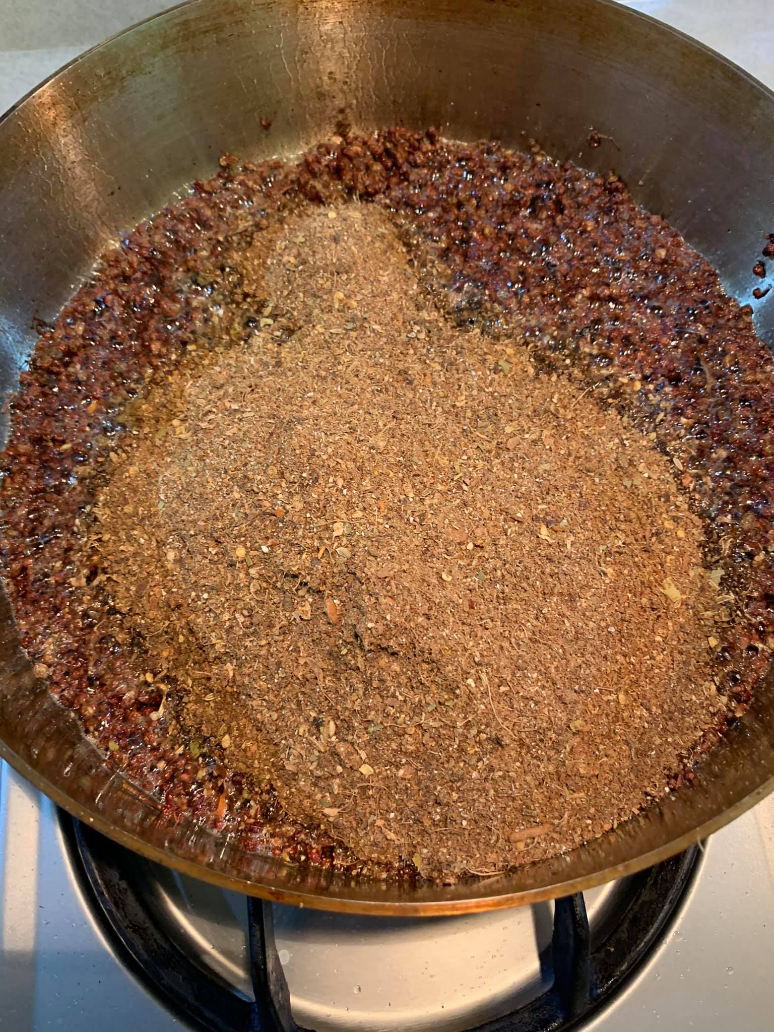 將攪碎的辛香料放入一起炒香。