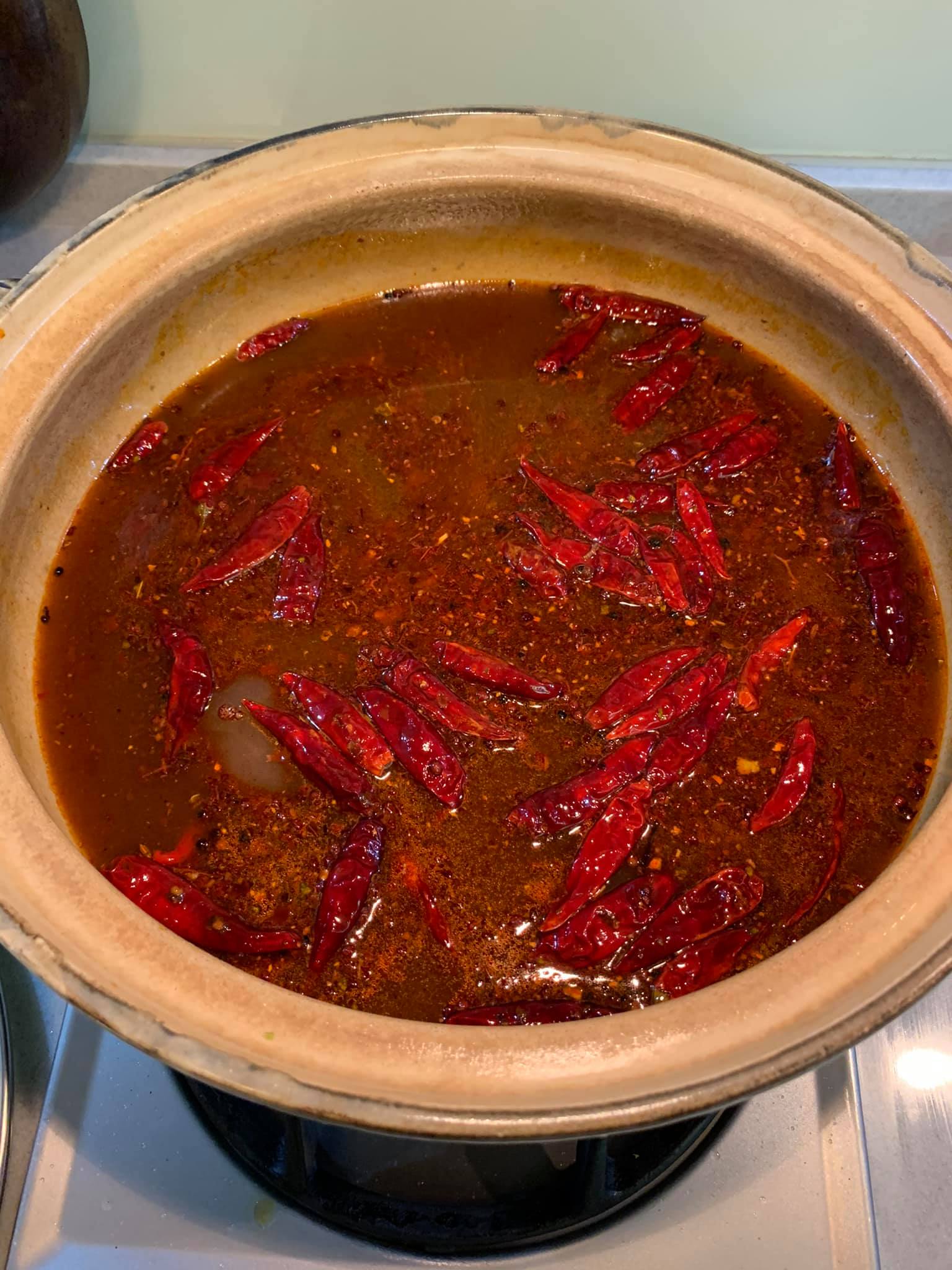 麻辣醬加4倍分量的高湯，成麻辣湯底。