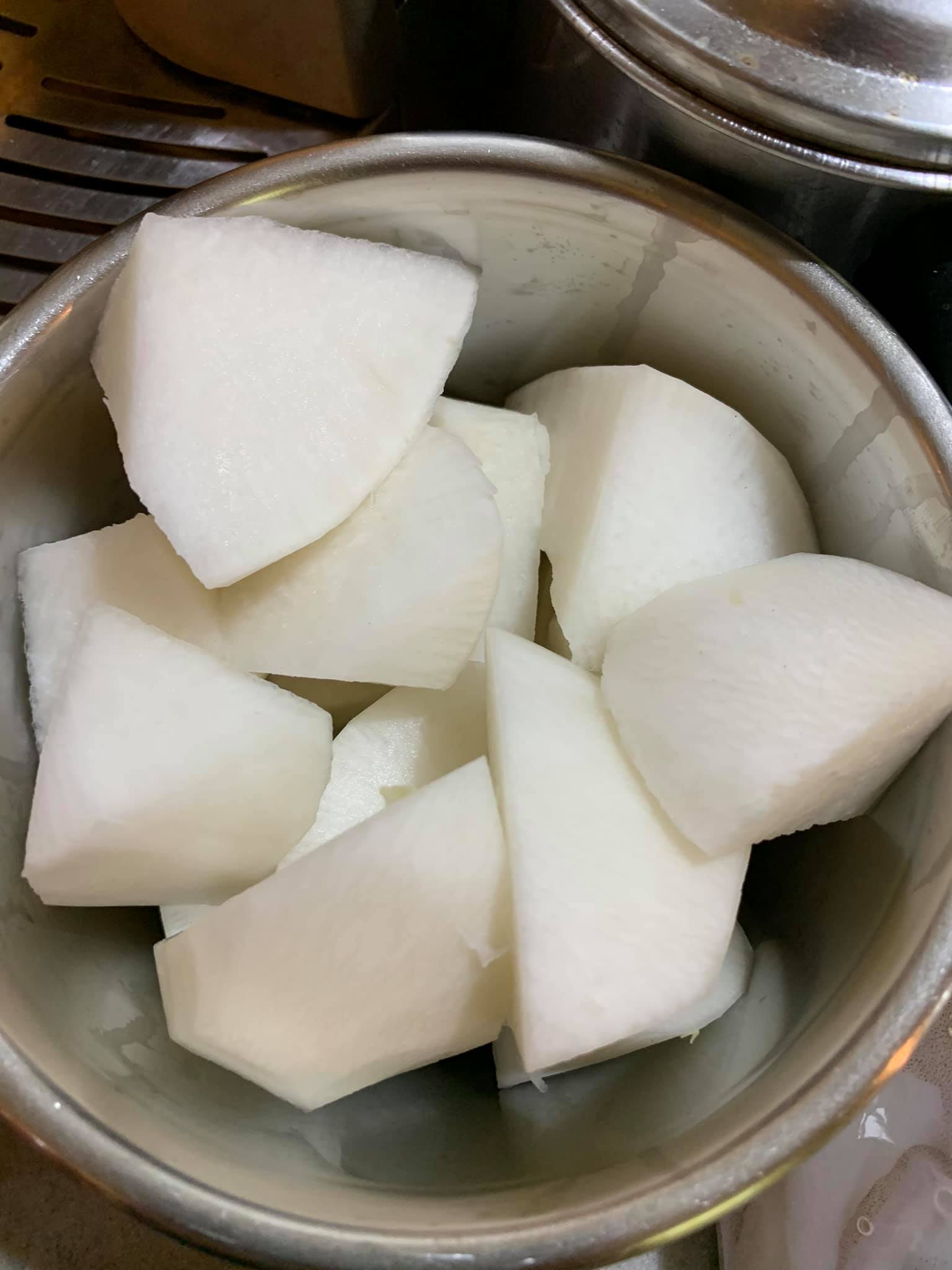白蘿蔔切滾刀塊。