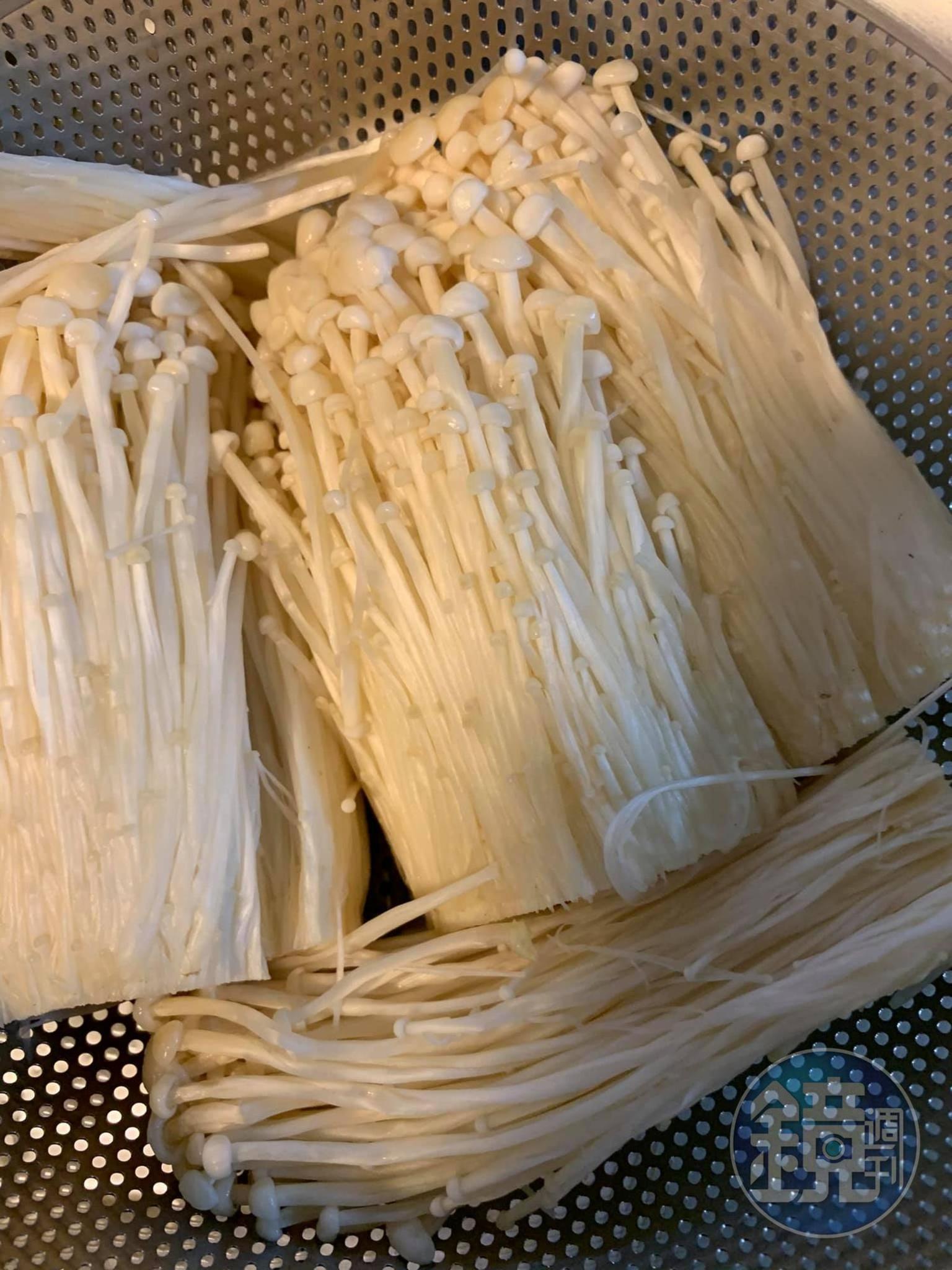 金針菇切掉尾端。