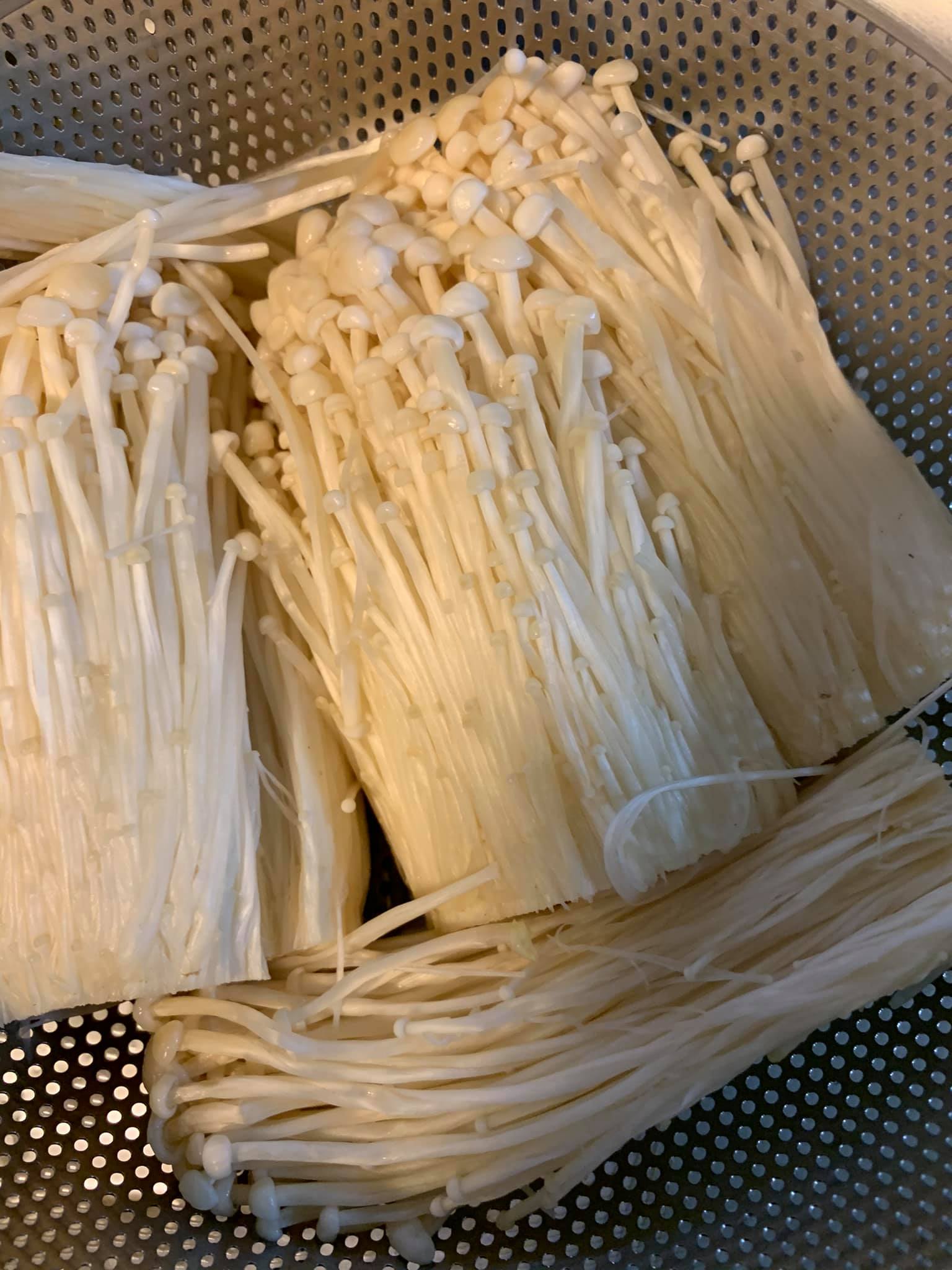 金針菇切掉尾端。