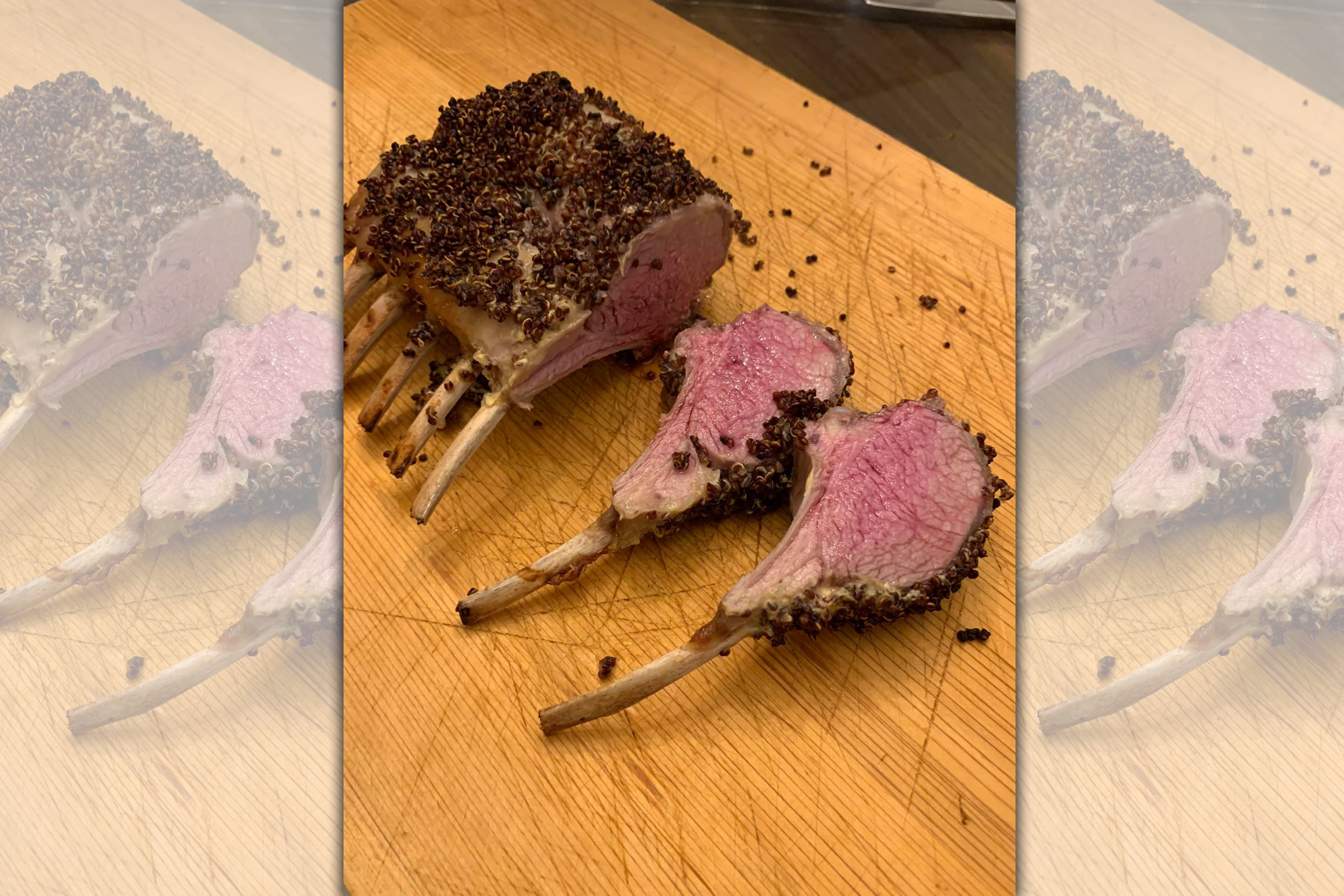 外層鋪滿台灣紅藜的「羊肋排佐牛肝菌燴鮮菇」，烤過後內嫩外酥脆，非常加分，以後會成為我家的固定做法。