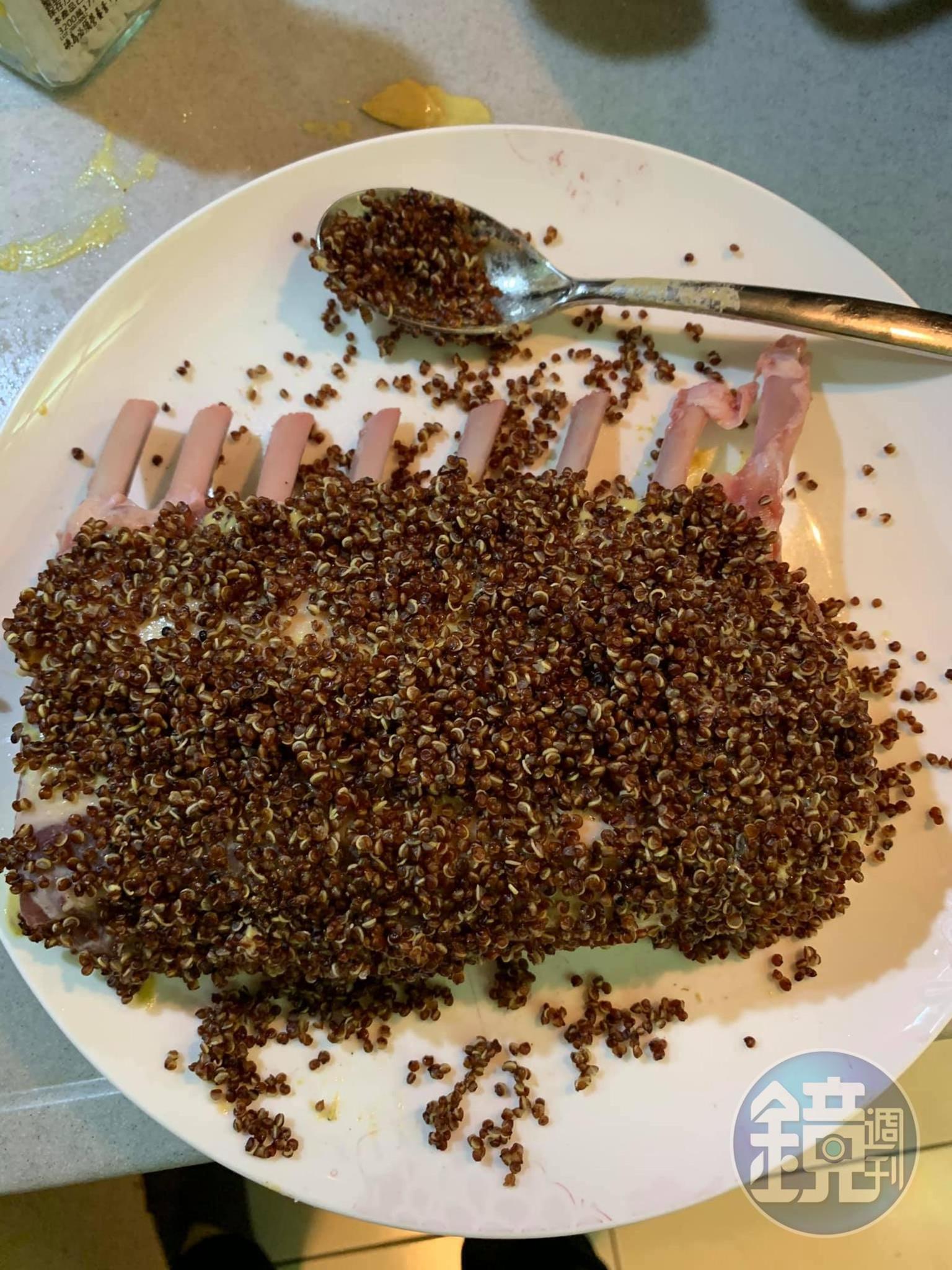 沾上滿滿的煮熟紅藜。