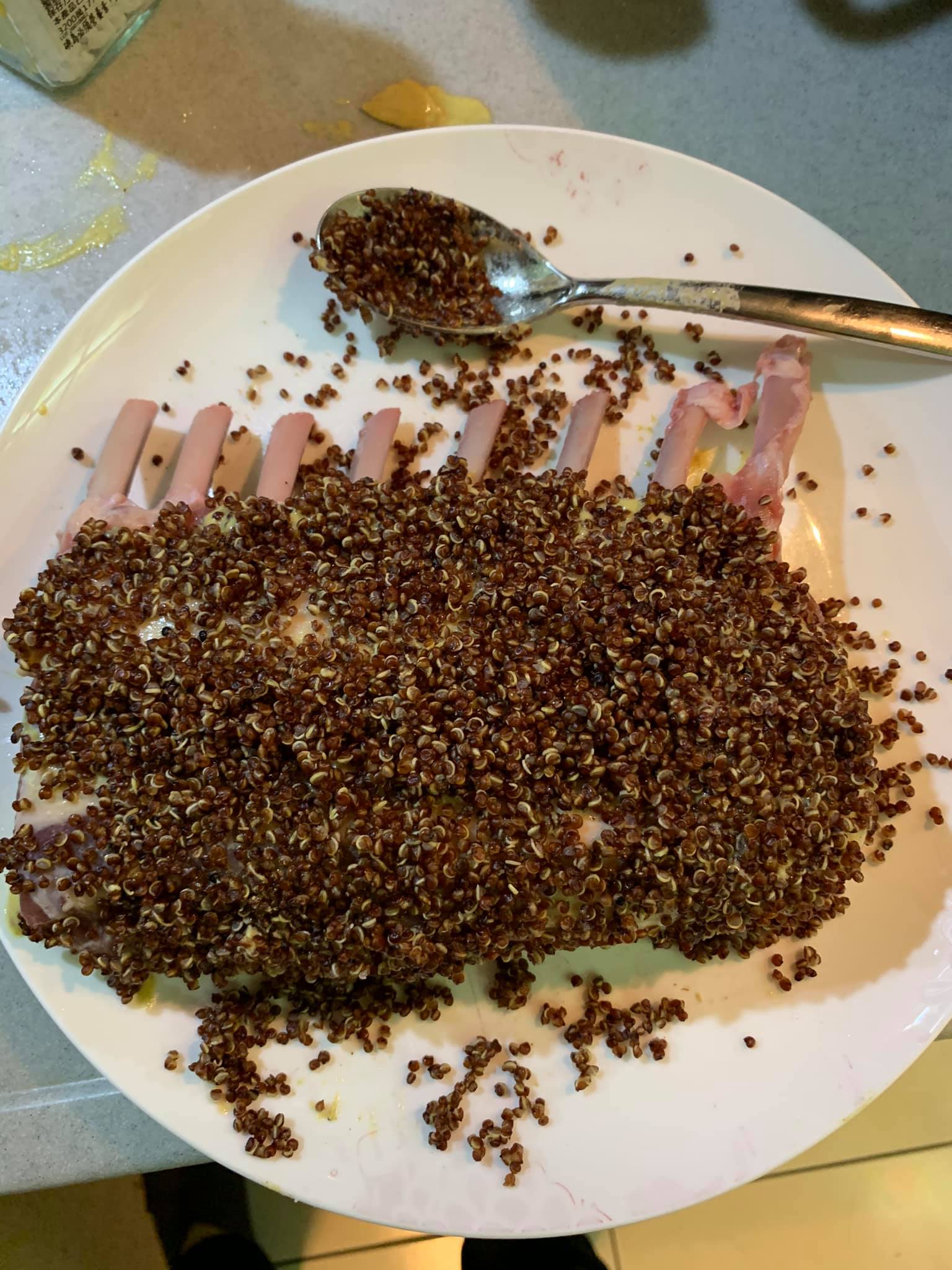 沾上滿滿的煮熟紅藜。