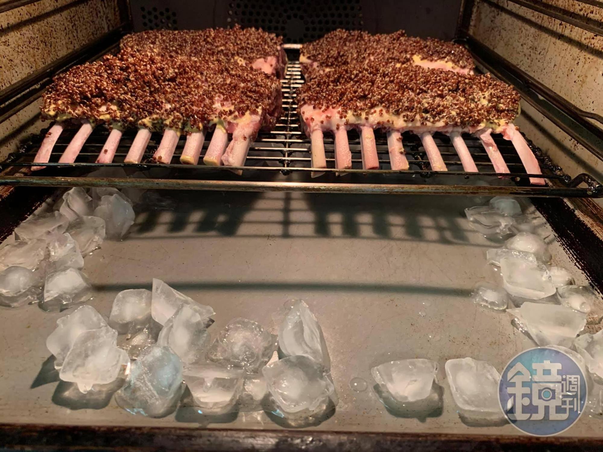 加冰塊這一步驟，可使羊排皮酥肉嫩。