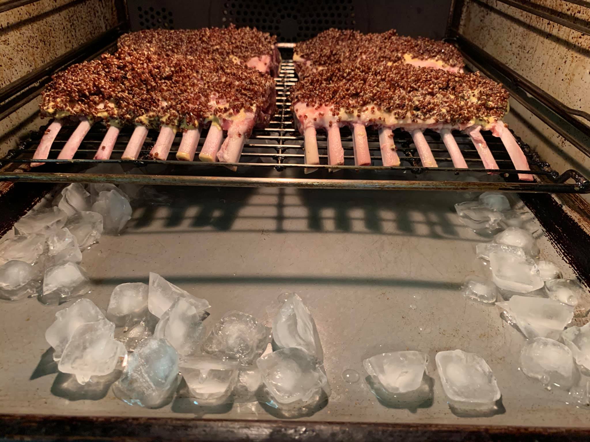 加冰塊這一步驟，可使羊排皮酥肉嫩。