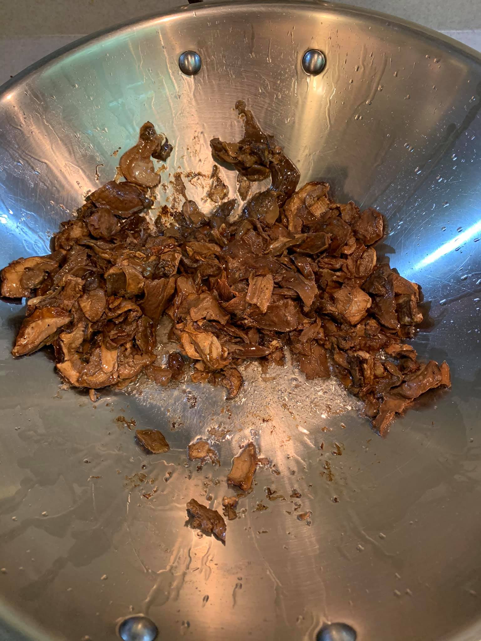 起另一鍋先炒乾的牛肝菌。
