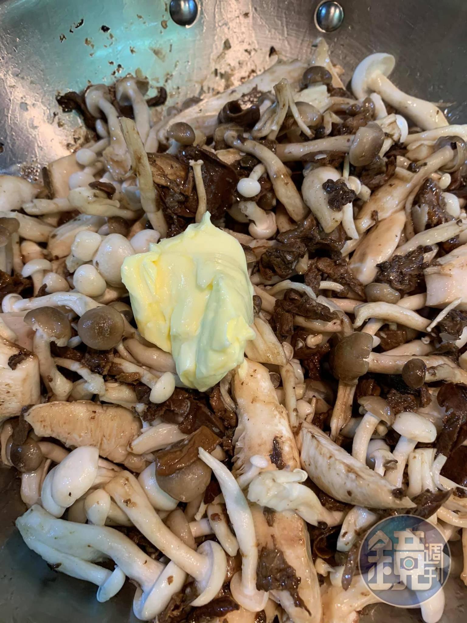 放入其他新鮮菇菌，加一大匙奶油。