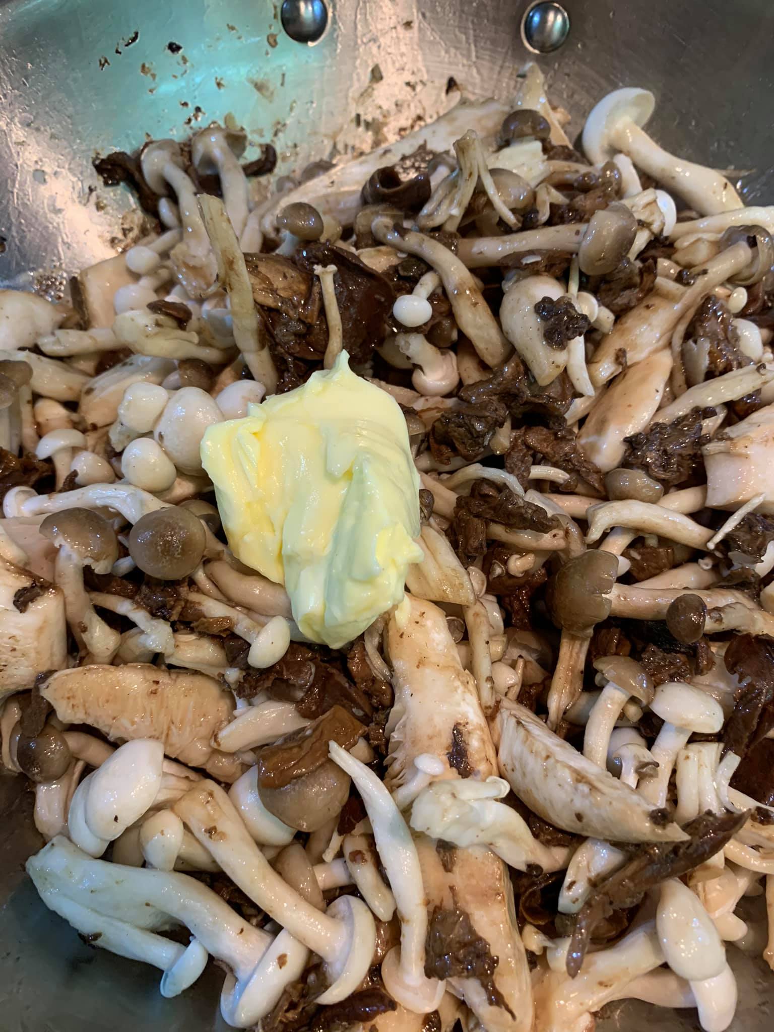 放入其他新鮮菇菌，加一大匙奶油。