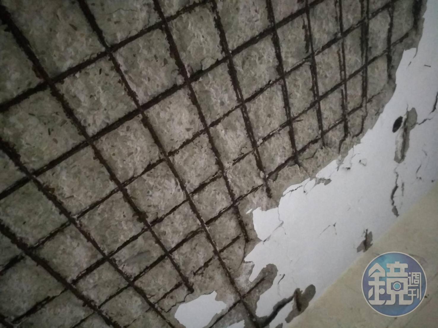 海砂屋內因氯離子過高等問題,天花板的水泥出現大面積脫落。(讀者提供)