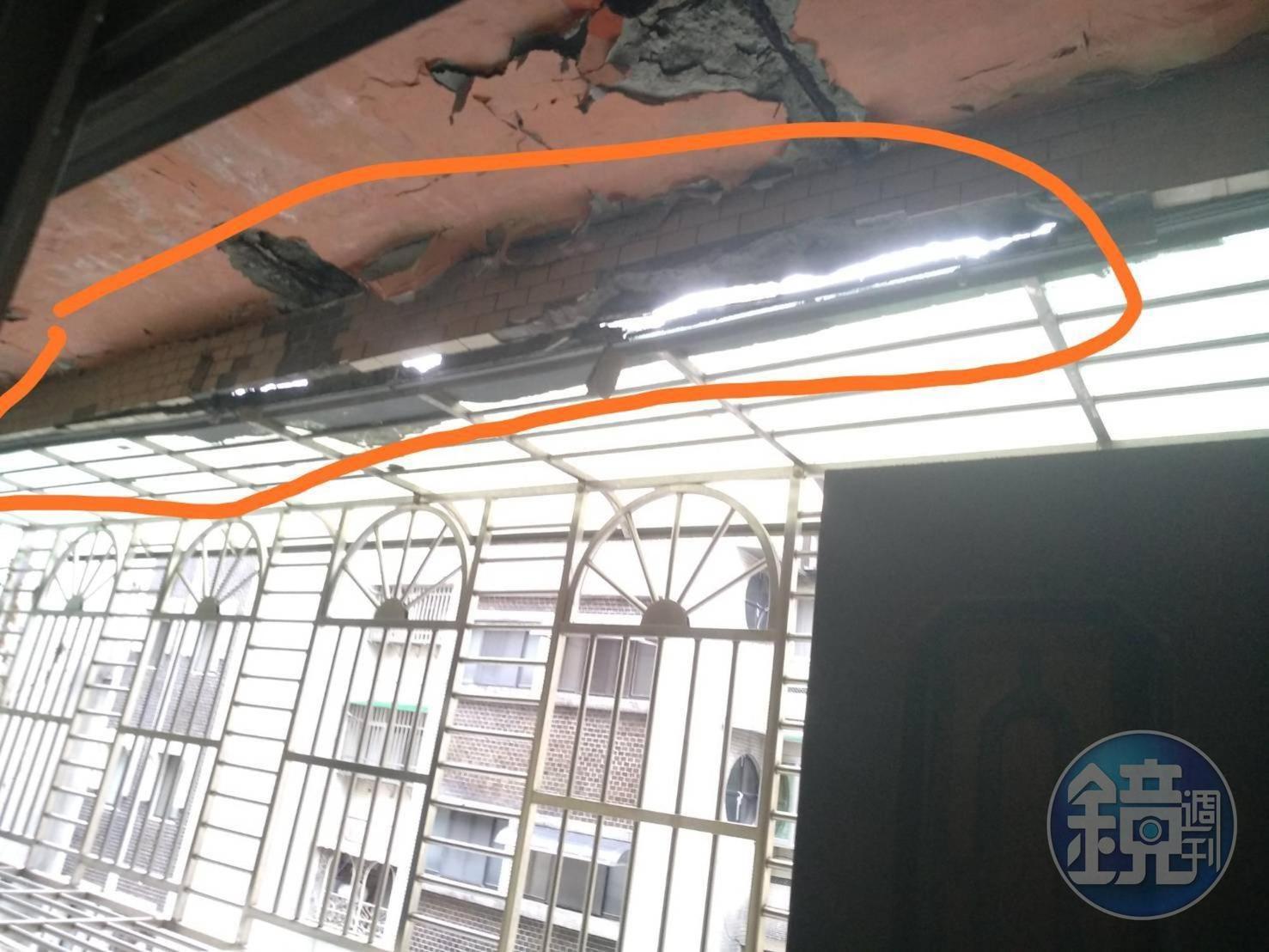 地震後自家陽台出現大量砸落的水泥塊,讓吳先生心有餘悸。(讀者提供)