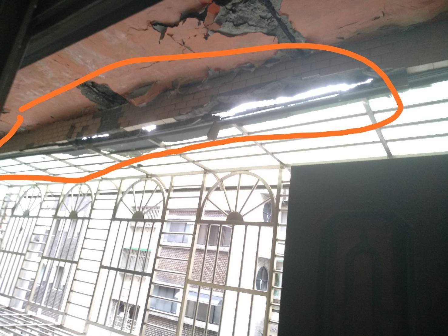 地震後自家陽台出現大量砸落的水泥塊,讓吳先生心有餘悸。(讀者提供)