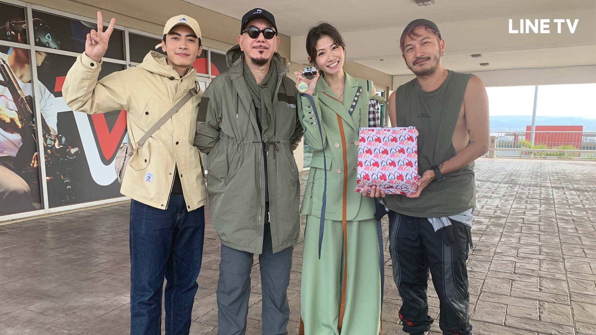 黃秋生（左二）與KID林柏昇（右一）、宋柏緯（左一）共同主持原創美食交友實境節目《開著餐車交朋友》，邀來嘉賓李千那（右二）。（LINE TV提供）