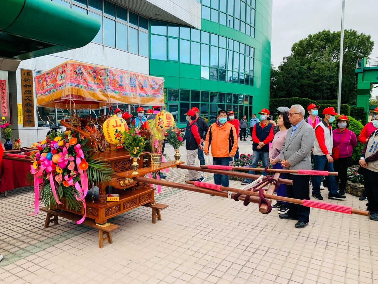 頂新集團魏應交董事長親迎三山國王神尊。(頂新和德文教基金會提供)