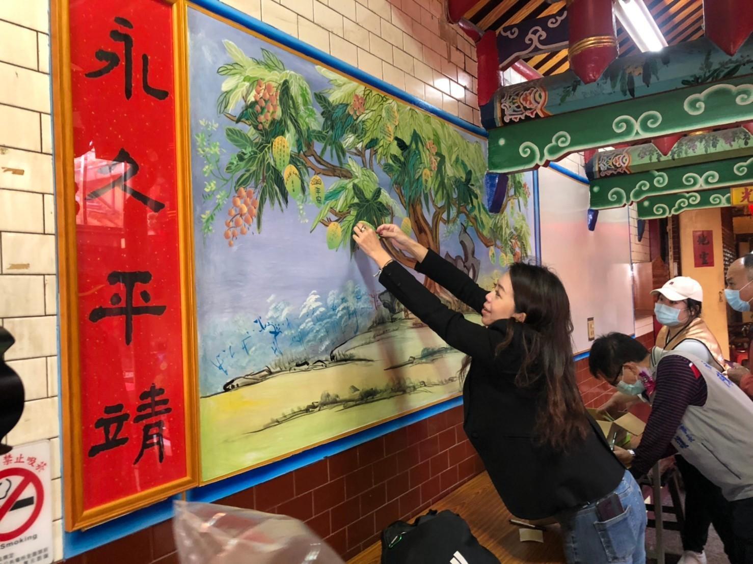 永安宮祈福牆左側由頂新和德文教基金會創辦人魏應充的大型墨跡「永久平靖」。（頂新和德文教基金會提供）