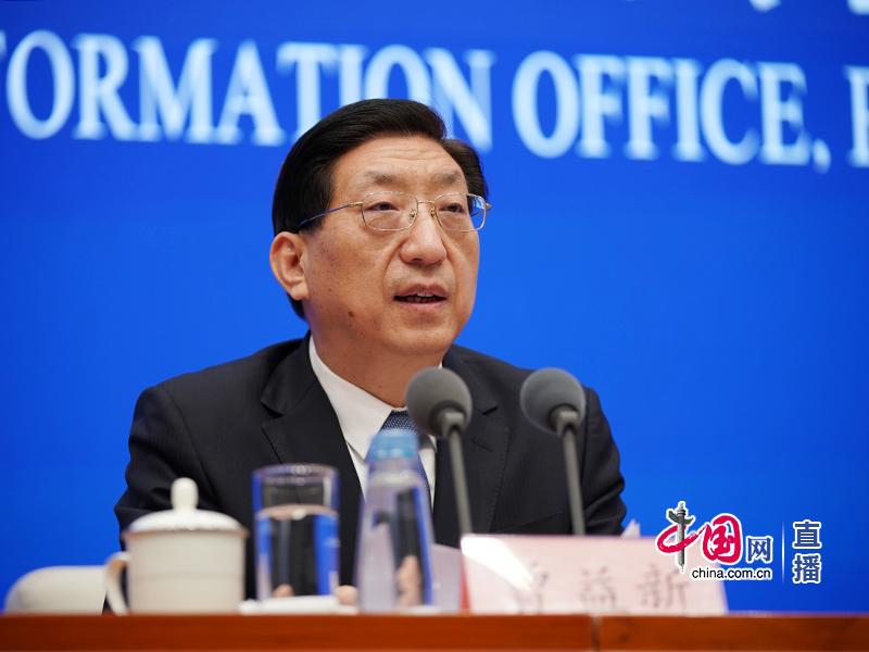 曾益新表示，接種疫苗會採取「分步走」策略。（翻攝自中國網網上直播）