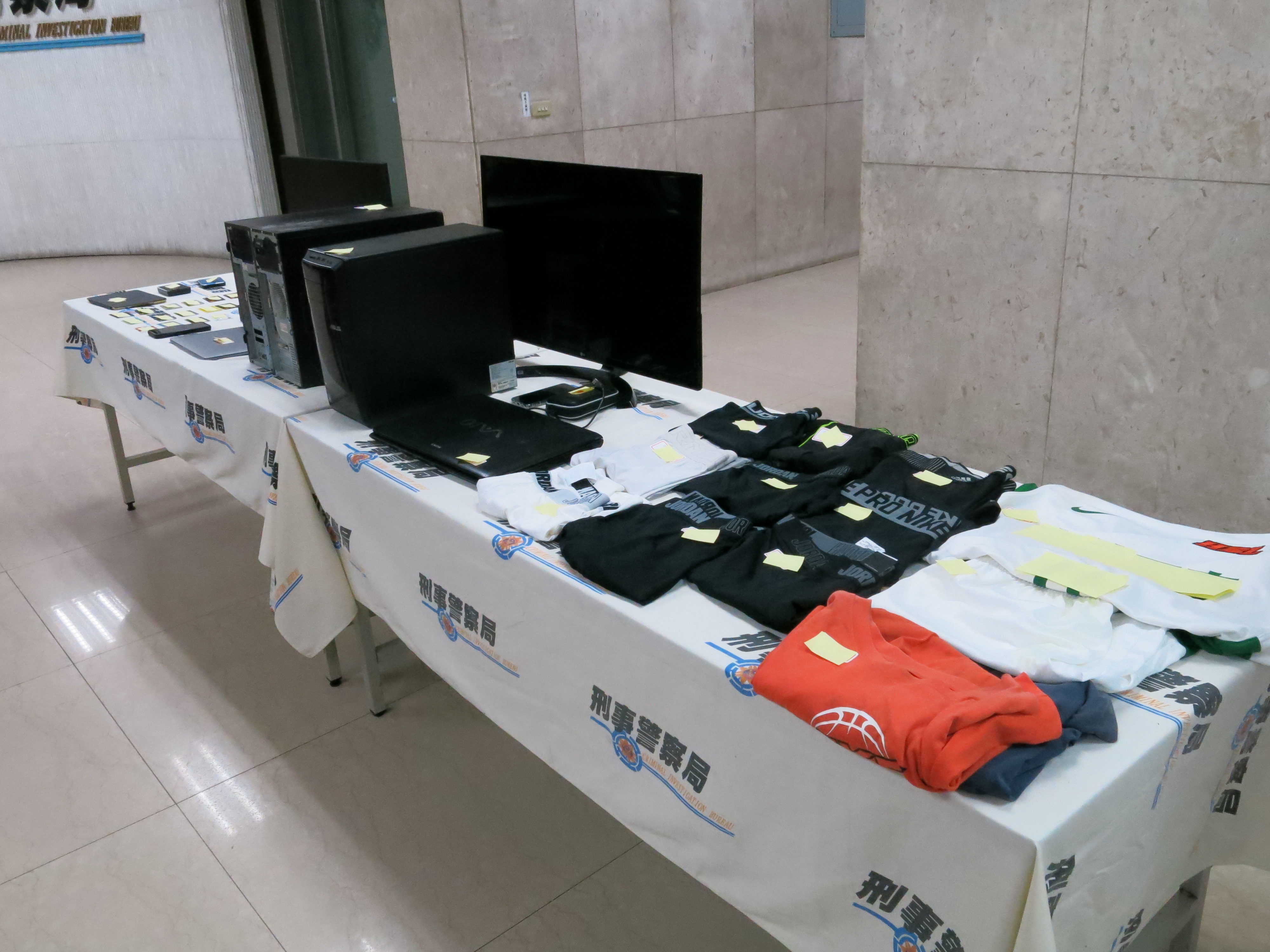 刑事局逮捕涉嫌散布淫片、恐嚇球星的余嫌、劉嫌等人，查扣電腦、球衣等贓證物。