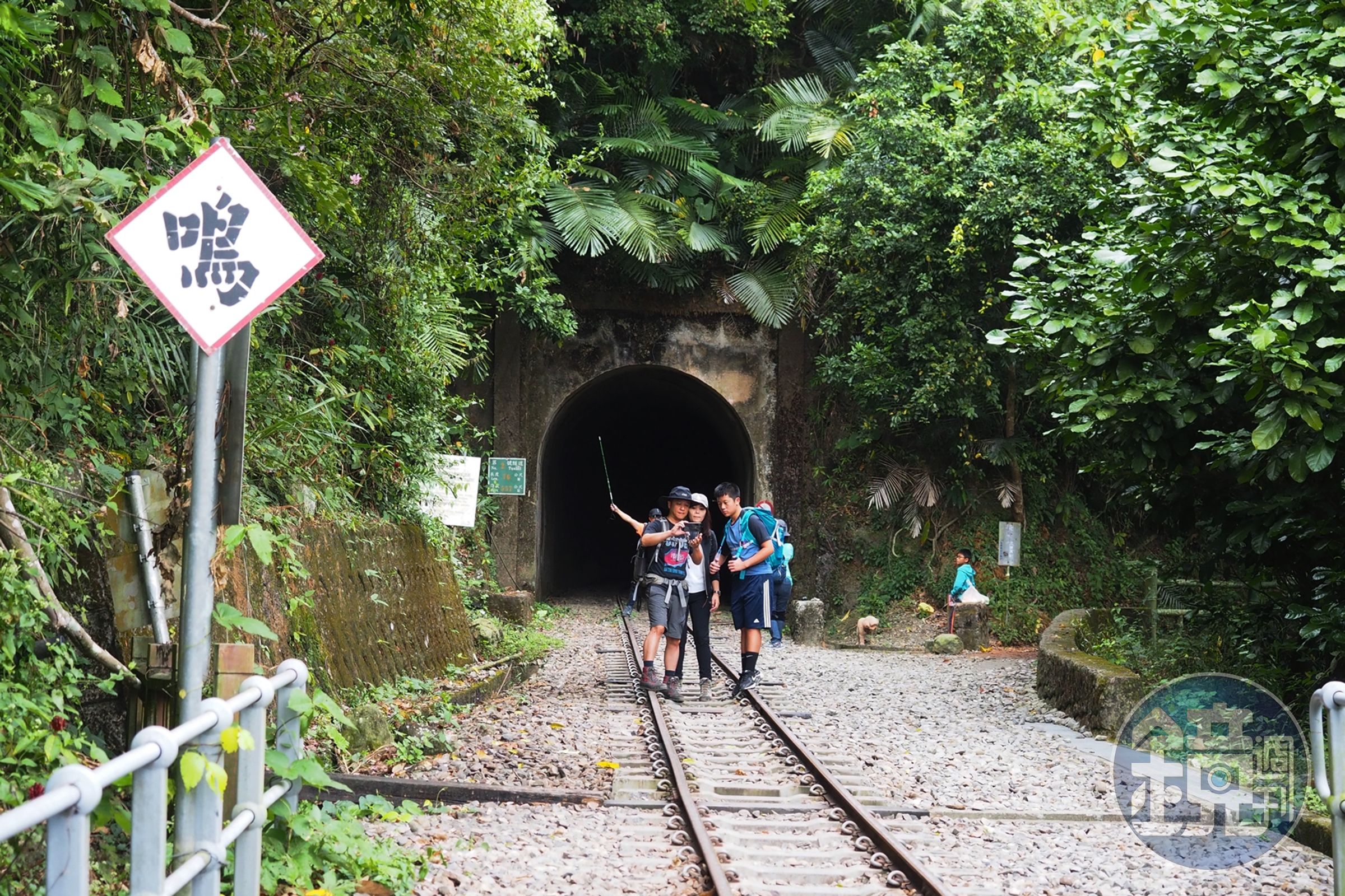 山洞前即是步道登山口，切勿進入山洞之中。