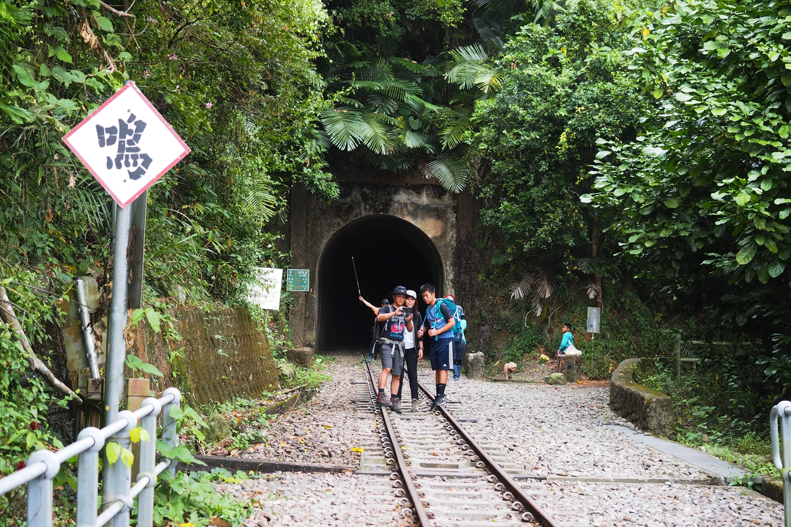山洞前即是步道登山口，切勿進入山洞之中。