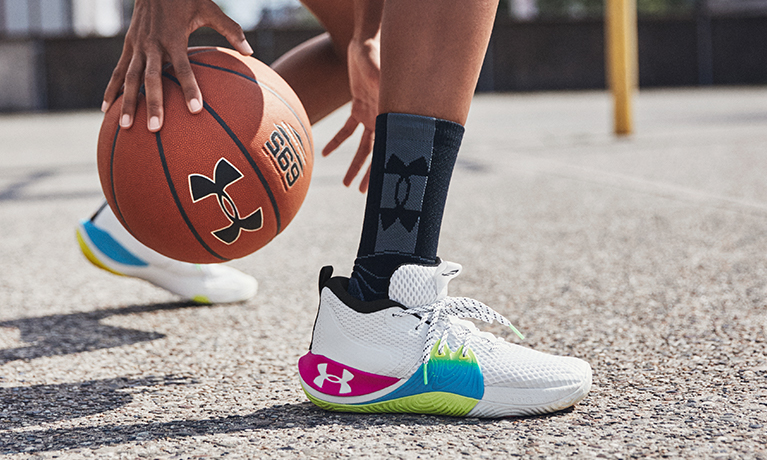 UNDER ARMOUR攜手NBA費城76人全明星中鋒Joel Embiid，於2020年9月推出首款簽名鞋「UA EMBIID ONE」，主打「破除場上標籤」的品牌精神。（UNDER ARMOUR提供）