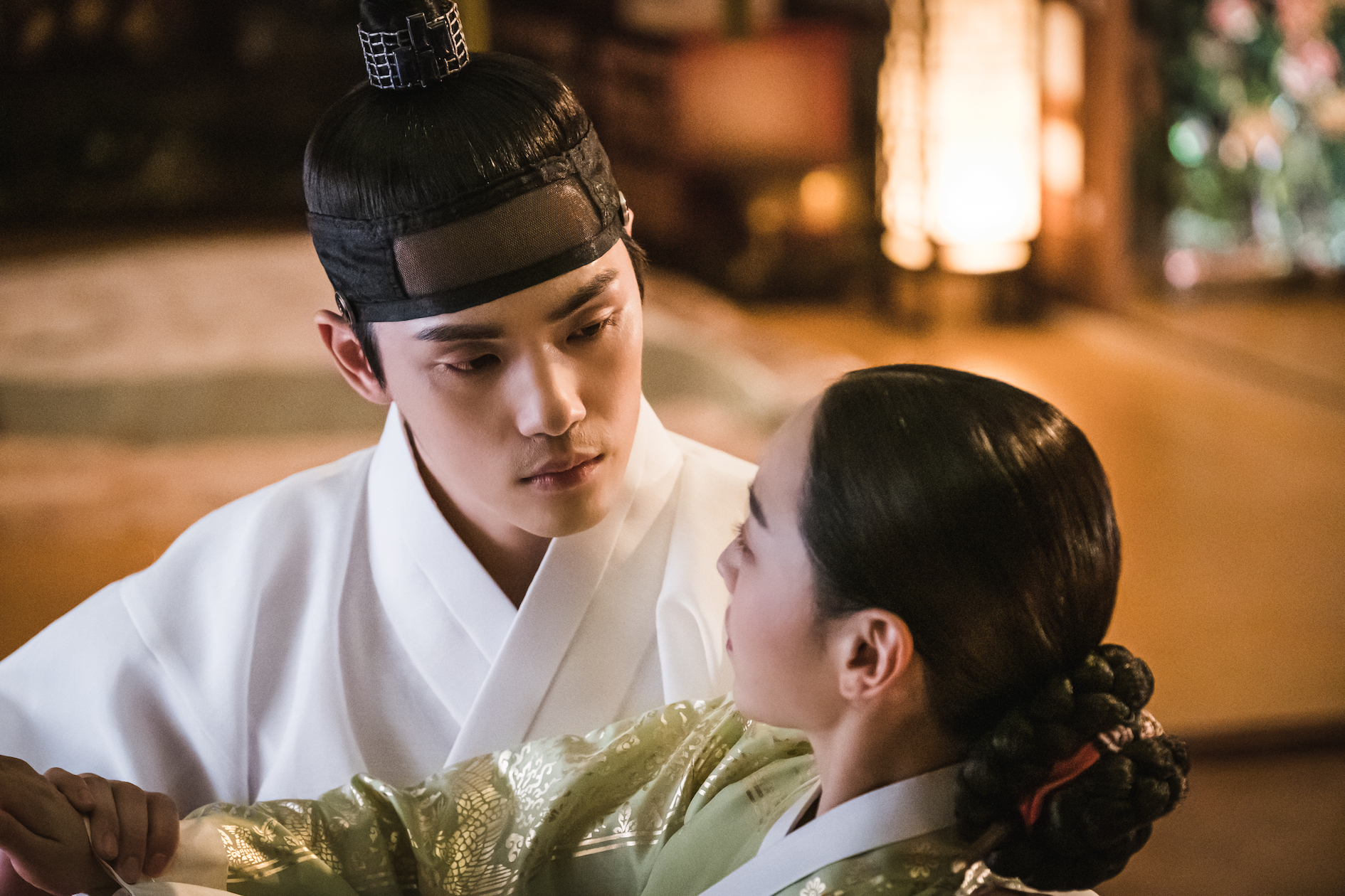 申惠善在《哲仁王后》中堅持「No Touch」金正鉉，申惠善嚇得狂揍金正鉉一頓，可說是史上最暴力中殿！（friDay影音提供）