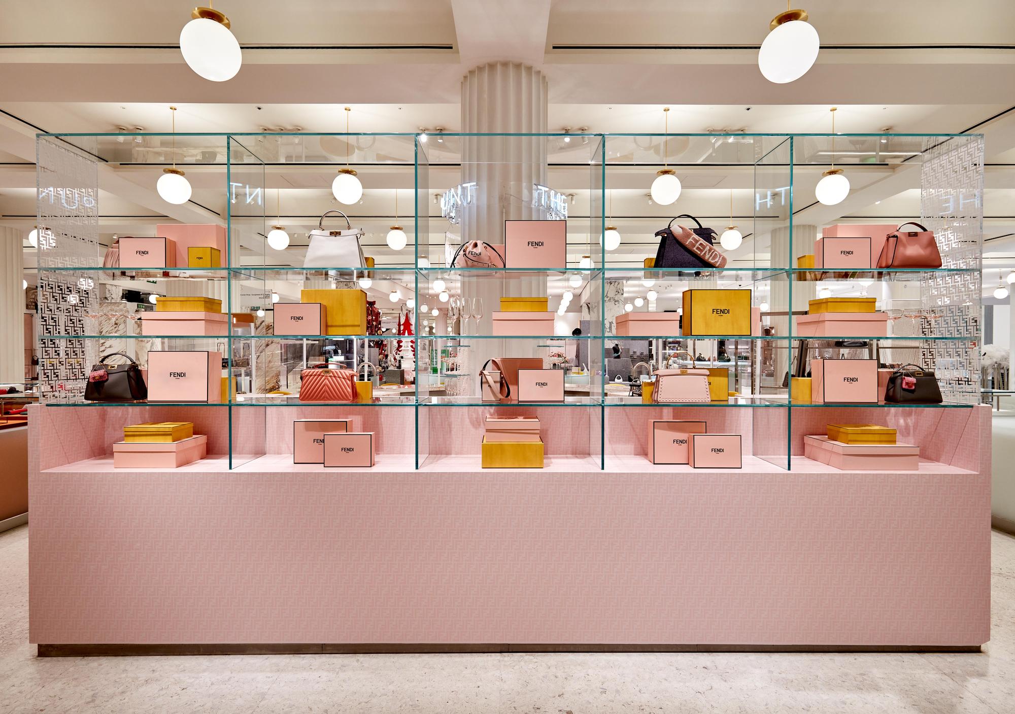 FENDI CAFFE咖啡店的設計概念來自於全新的FENDI ROMA Holiday系列，以粉紅色及FENDI的招牌黃色為獨特配色。（FENDI提供）