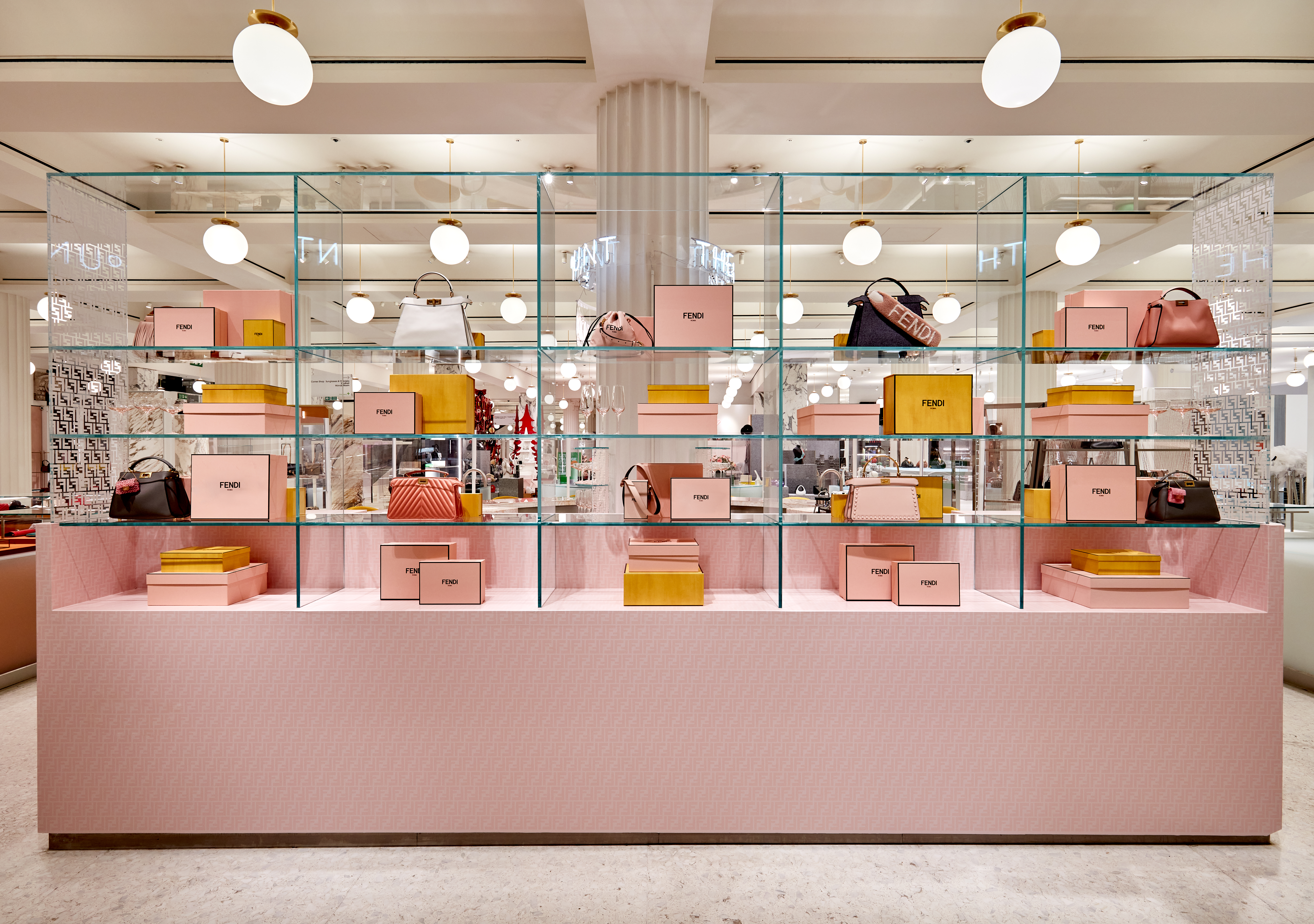 FENDI CAFFE咖啡店的設計概念來自於全新的FENDI ROMA Holiday系列,以粉紅色及FENDI的招牌黃色為獨特配色。(FENDI提供)