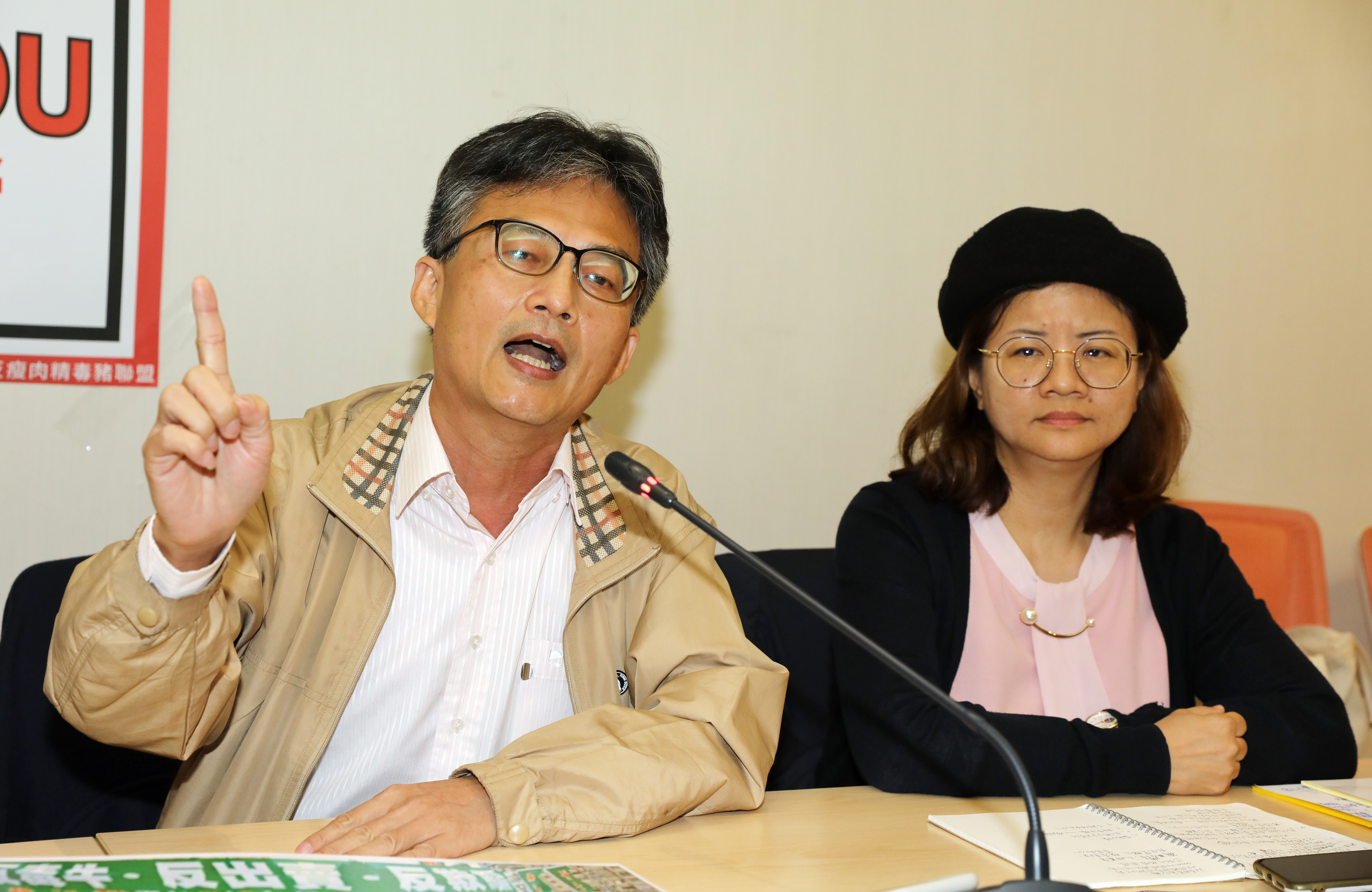 蘇偉碩（左）發文表示，收到消息刑事局原本要求本月25日到案說明，目前已改期。（本刊資料照）