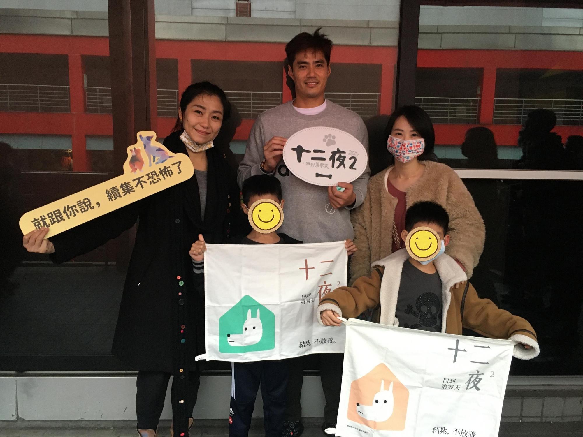 陳偉殷帶著妻兒一同觀賞《十二夜2》,並巧遇導演Raye。(牽猴子提供)