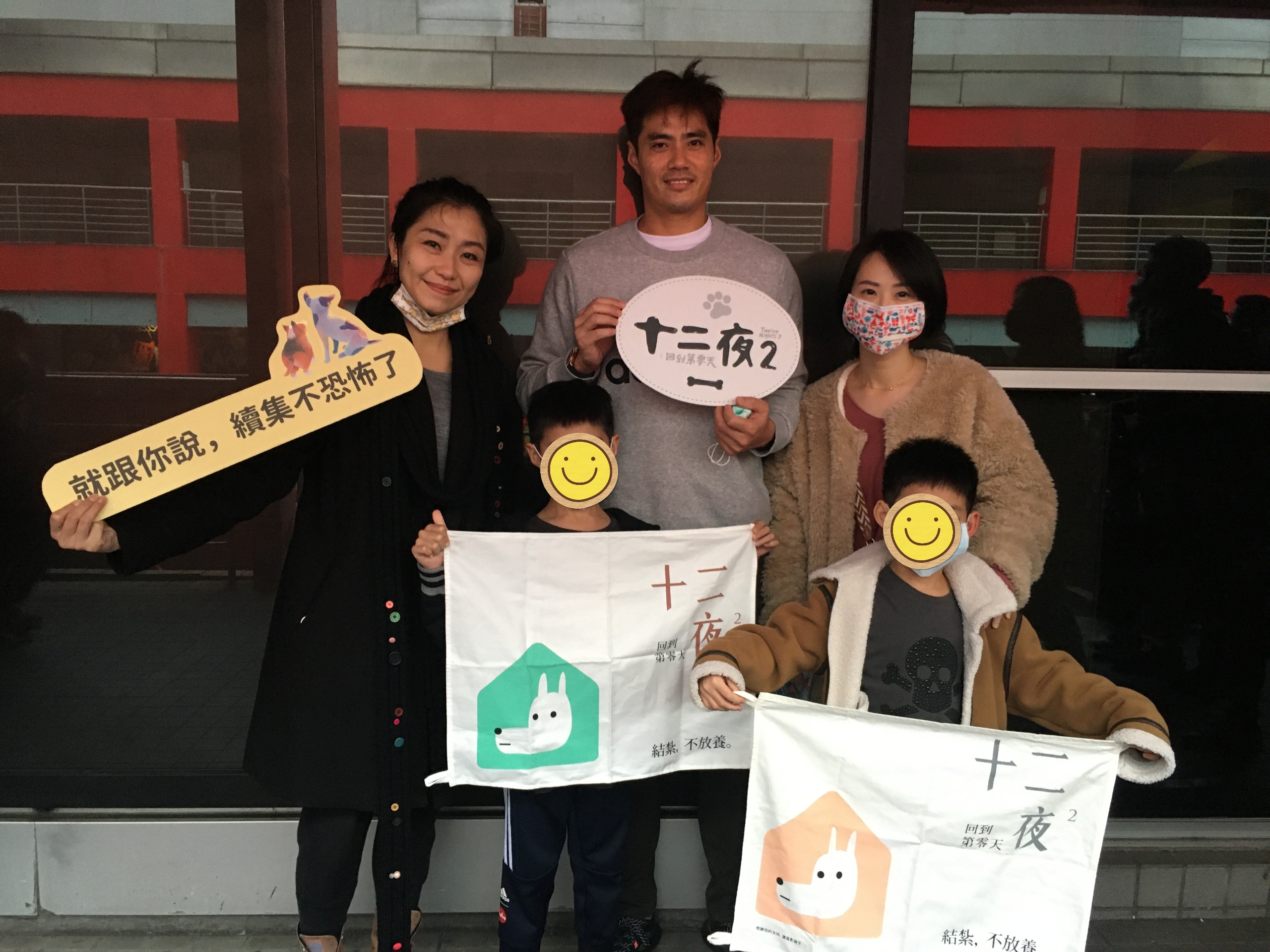 陳偉殷帶著妻兒一同觀賞《十二夜2》，並巧遇導演Raye。（牽猴子提供）