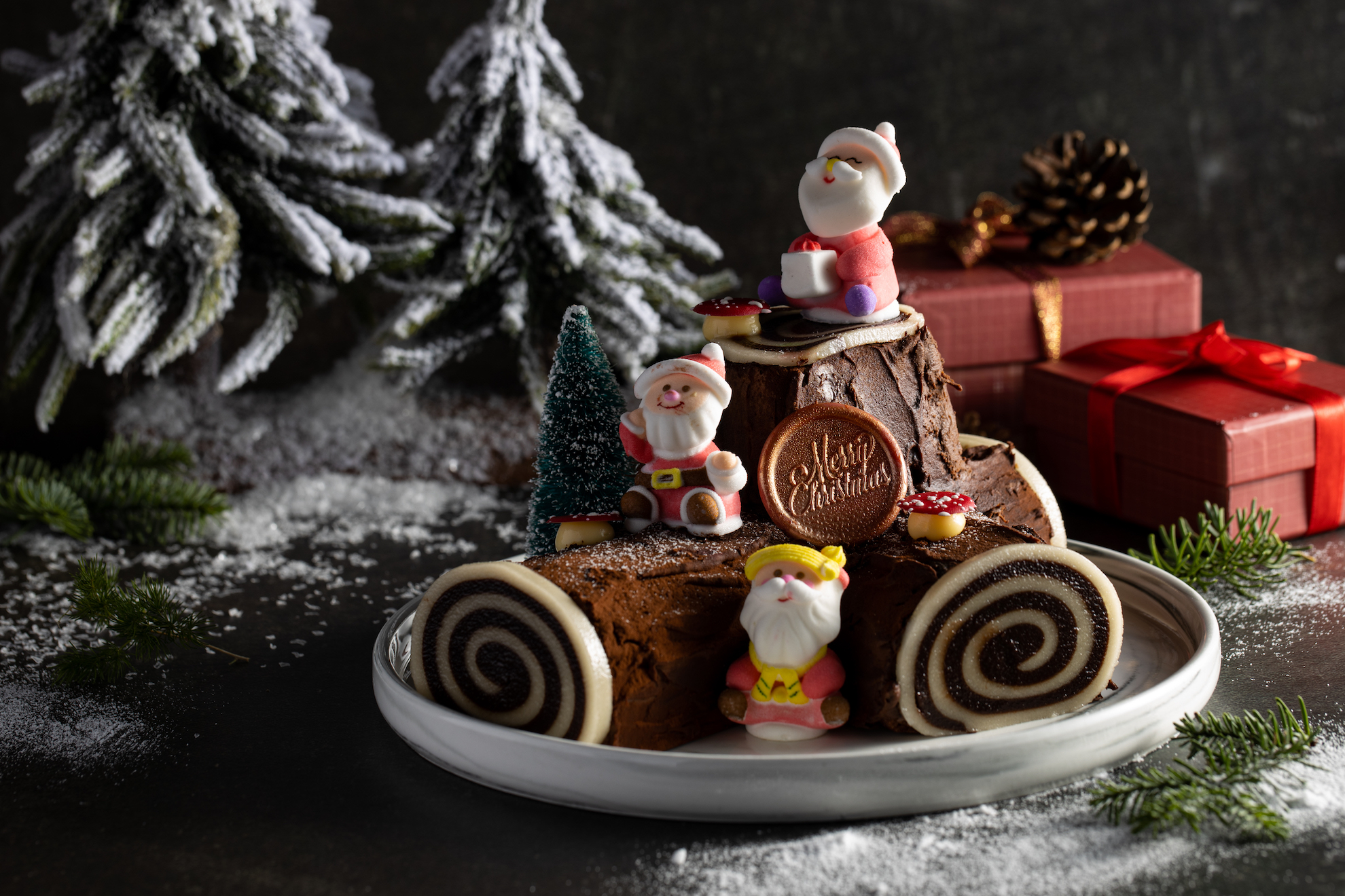 可愛造型的「巧克力樹幹蛋糕」以檸檬的酸甜搭配巧克力。（1,380元／份）