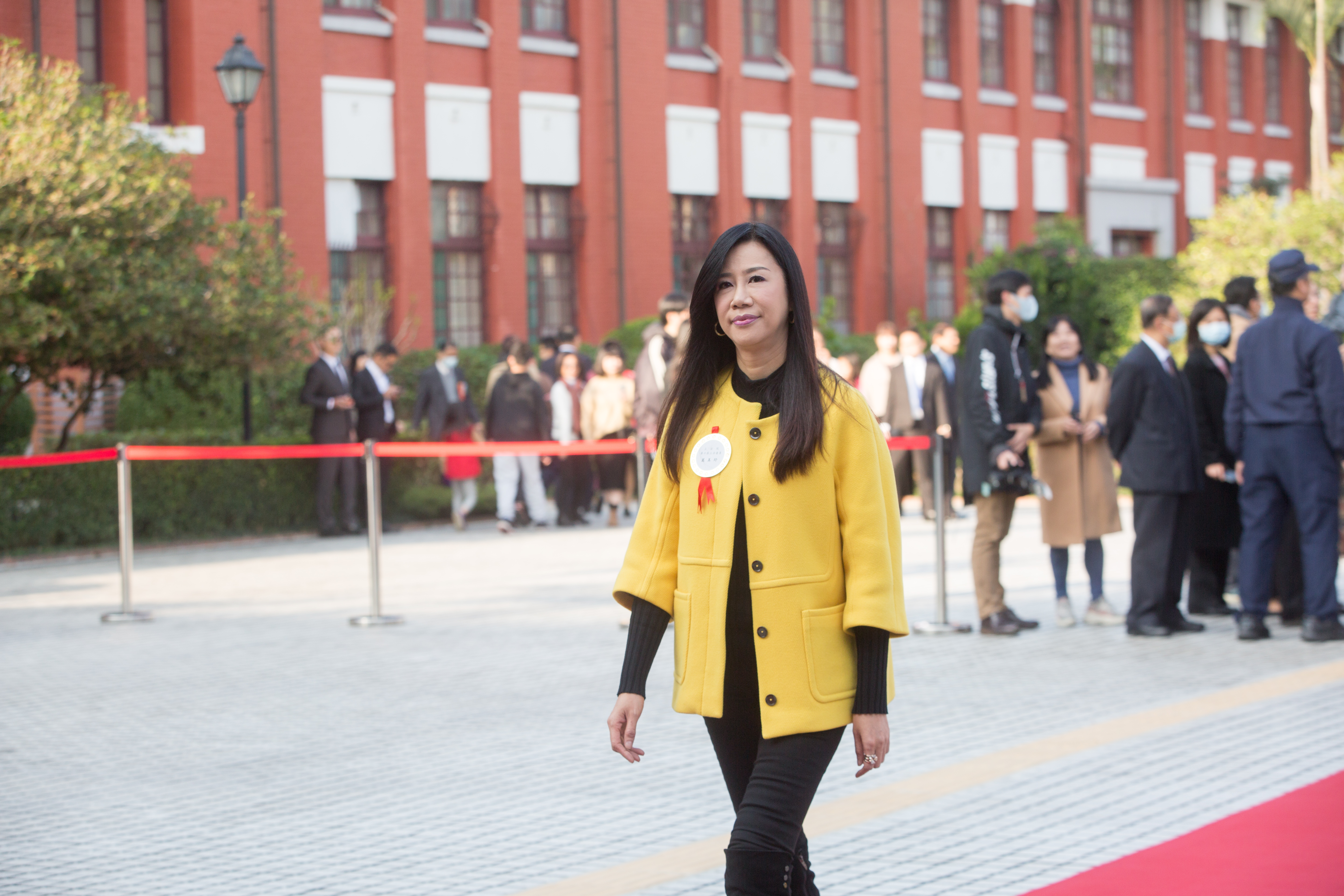 國民黨籍立委萬美玲被人爆料，她竟然將桃園市政府的年曆「強貼」上自己姓名與服務專線。（本刊資料照）