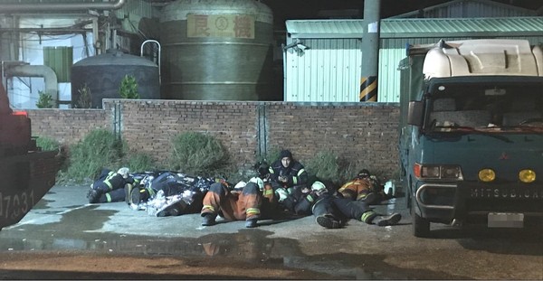 消防員滅火後仍在原地待命,累癱席地而躺,讓民眾看了感到心疼。(翻攝自蘆竹南崁資訊大小事分享團)
